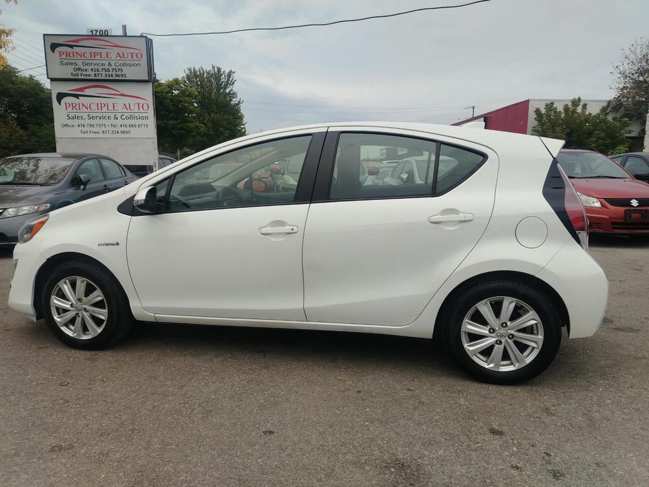 2016 Toyota Prius c C Photo1