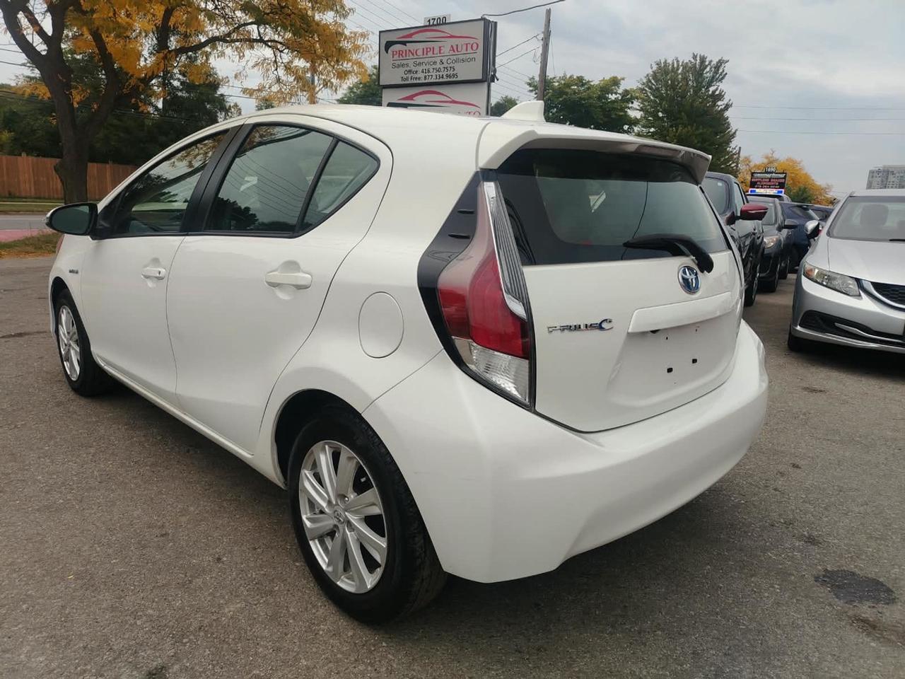 2016 Toyota Prius c C Photo2