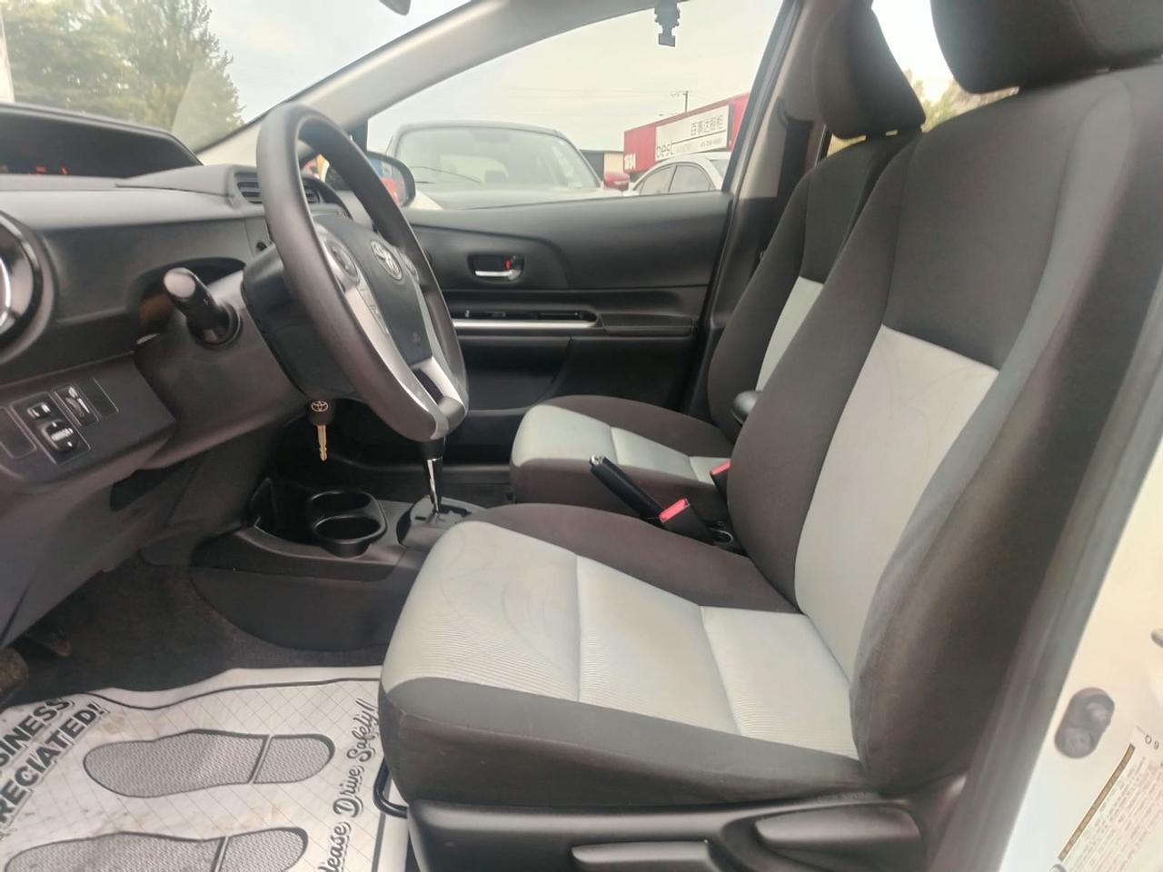 2016 Toyota Prius c C Photo