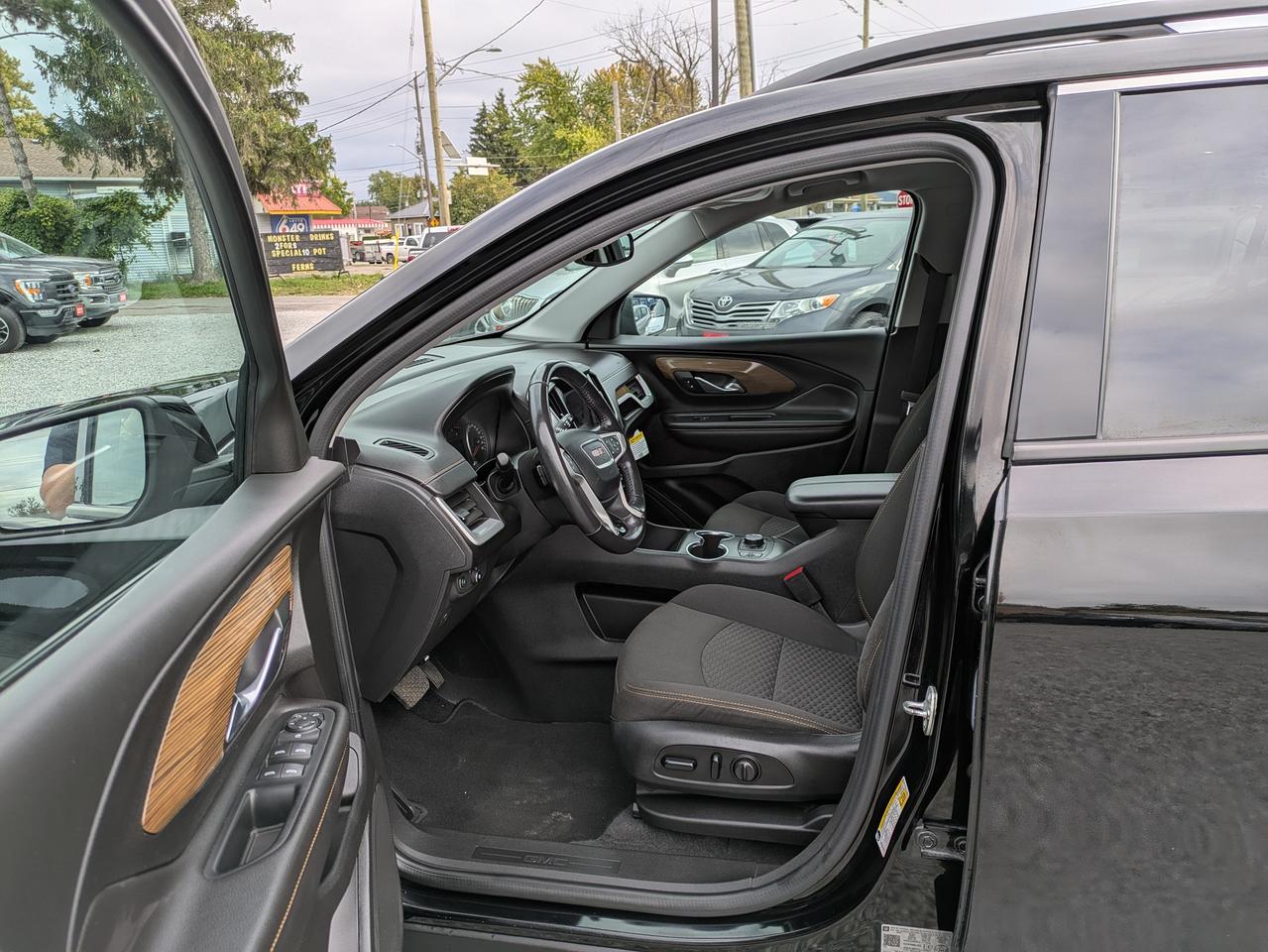 2020 GMC Terrain FWD 4DR SLE Photo