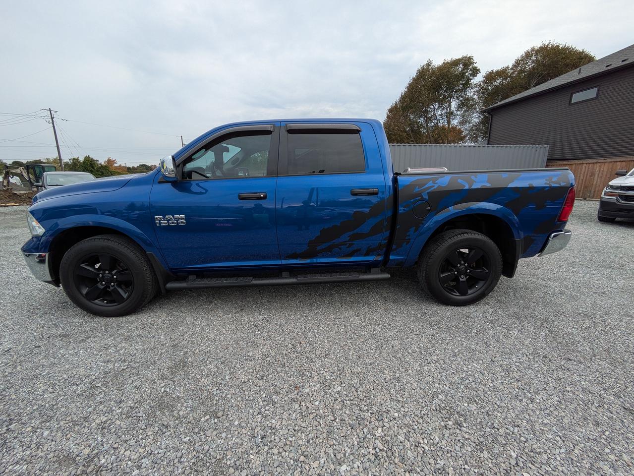 2017 RAM 1500 4WD Crew Cab 140.5" Photo1