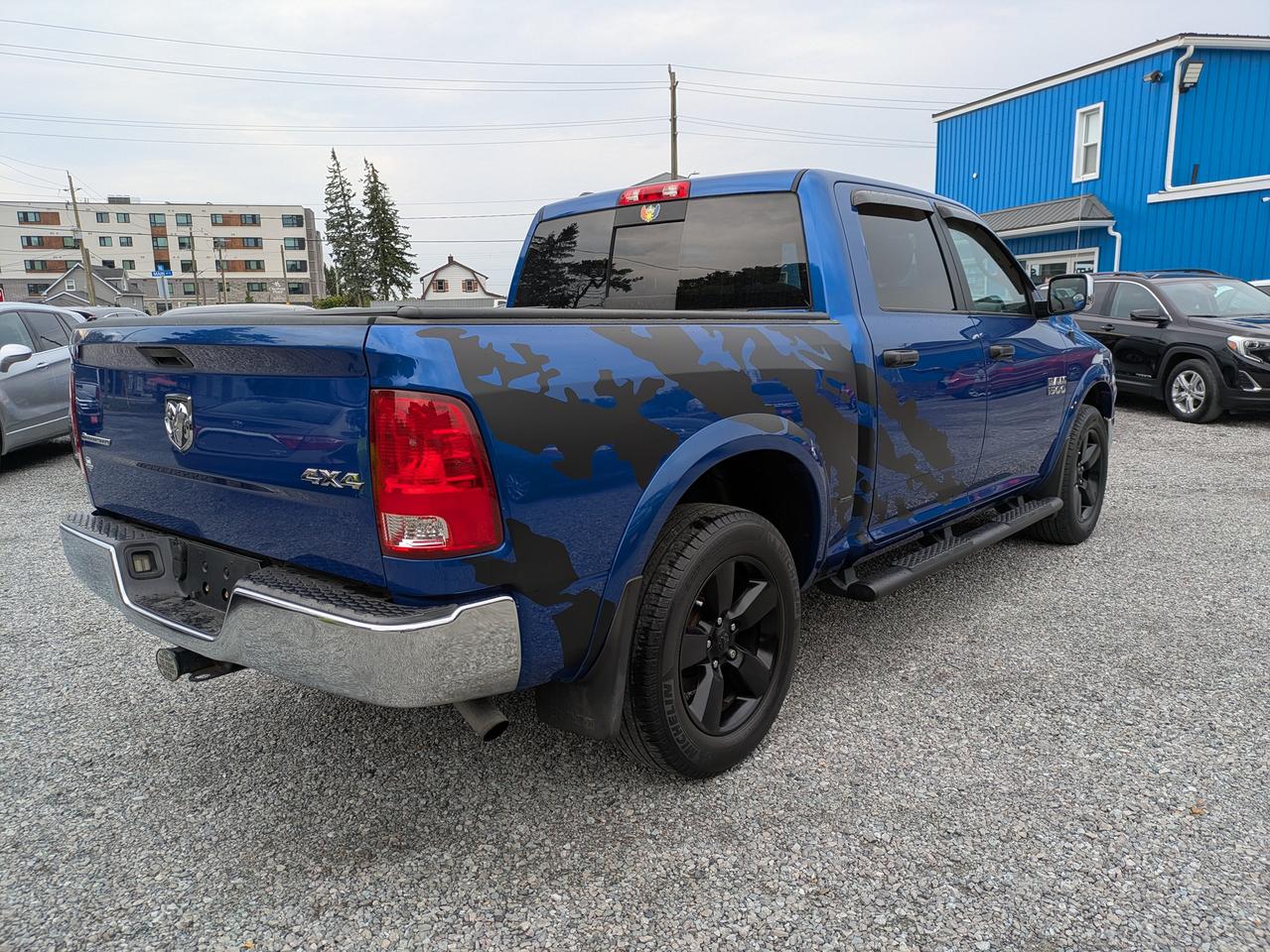 2017 RAM 1500 4WD Crew Cab 140.5" Photo4