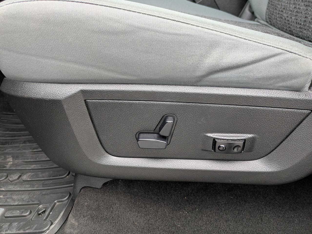 2017 RAM 1500 4WD Crew Cab 140.5" Photo