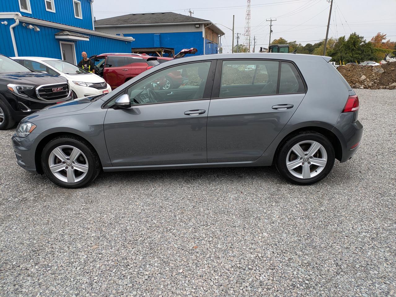 2018 Volkswagen Golf TRENDLINE Photo1