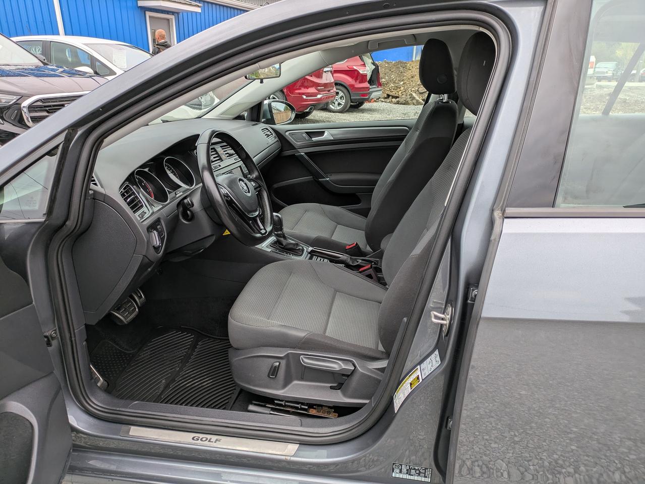 2018 Volkswagen Golf TRENDLINE Photo