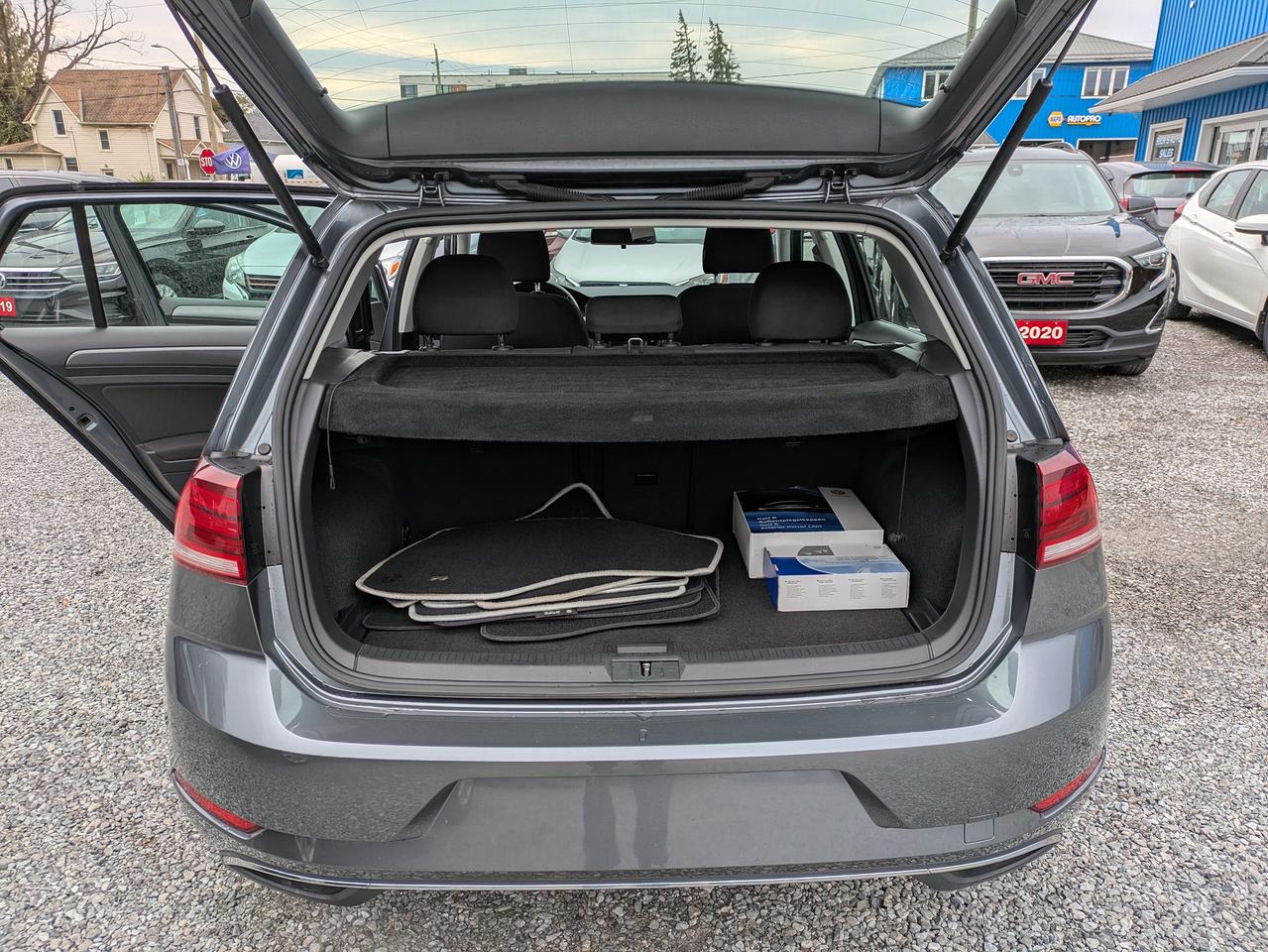 2018 Volkswagen Golf TRENDLINE Photo