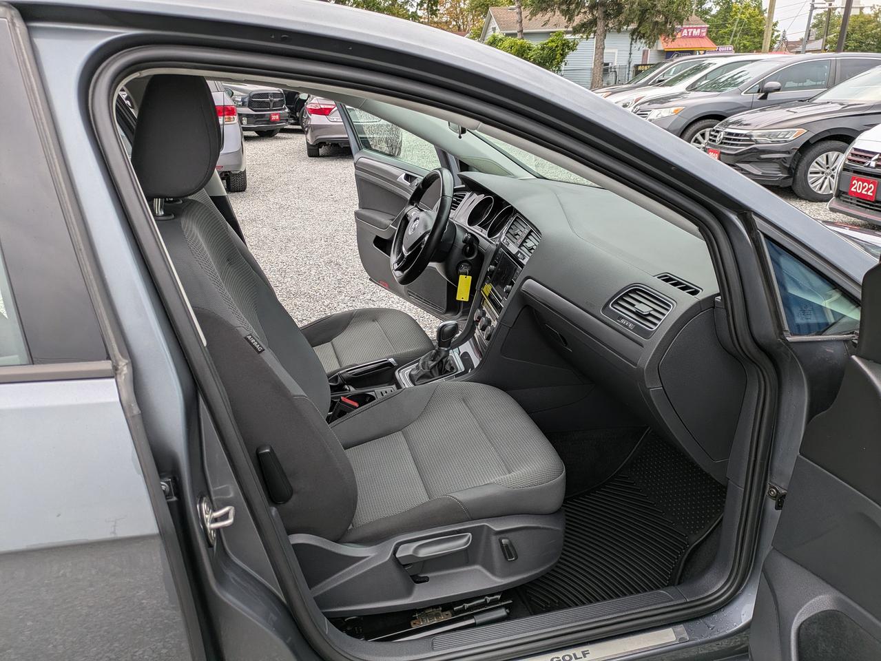 2018 Volkswagen Golf TRENDLINE Photo
