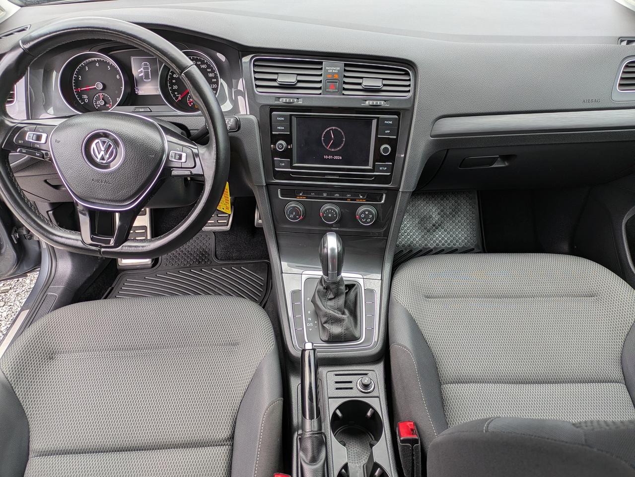 2018 Volkswagen Golf TRENDLINE Photo