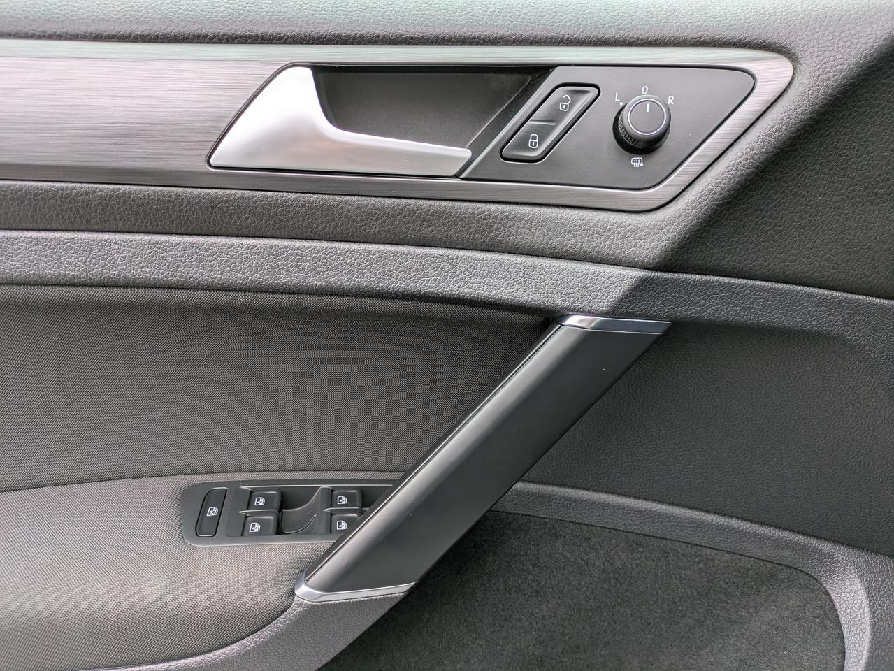 2018 Volkswagen Golf TRENDLINE Photo