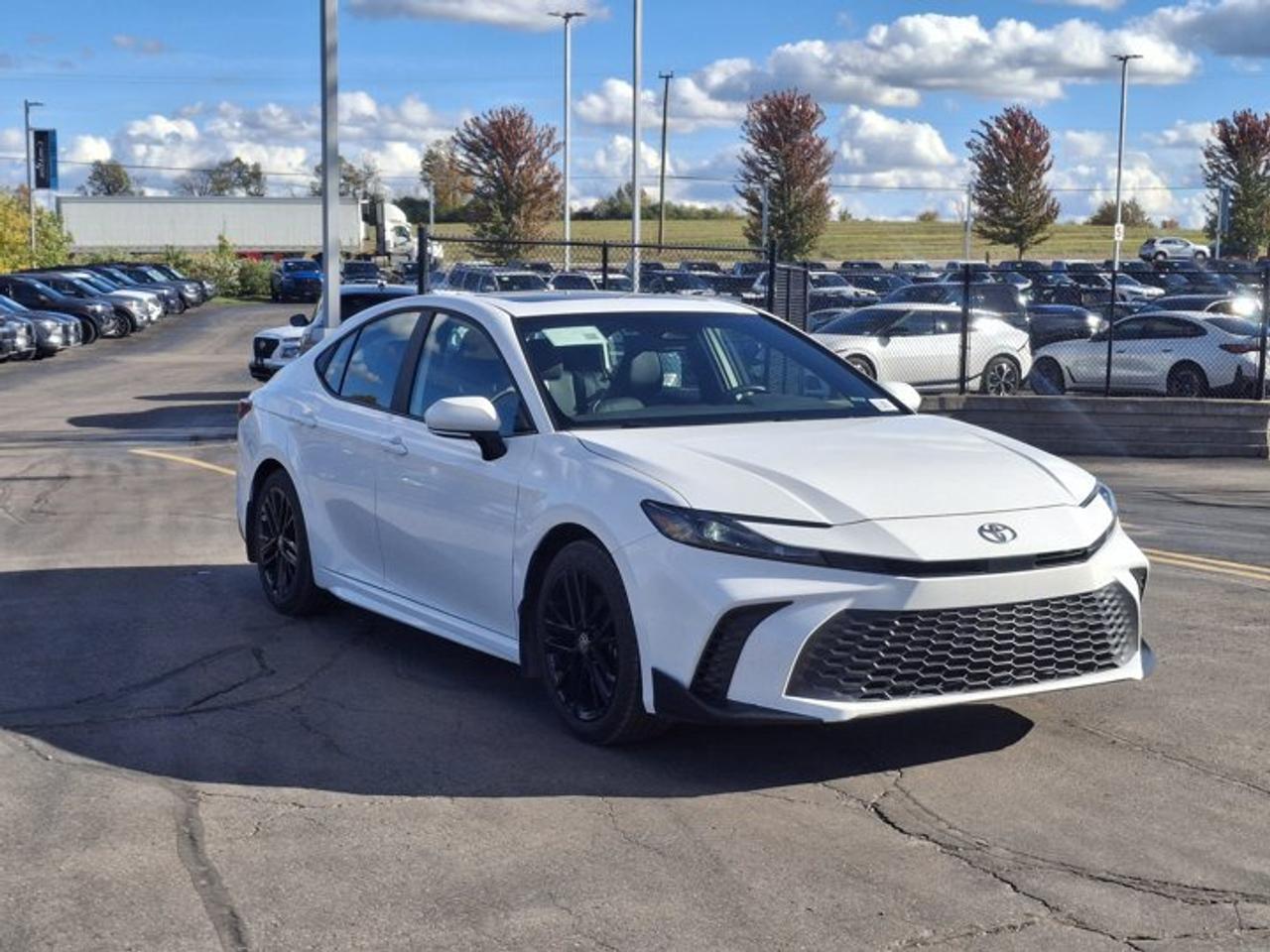 2025 Toyota Camry SE Upgrade | Sunroof | 18" Wheels | Power Seat | Heated Wheel + Seats | Radar Cruise | and More ! Photo
