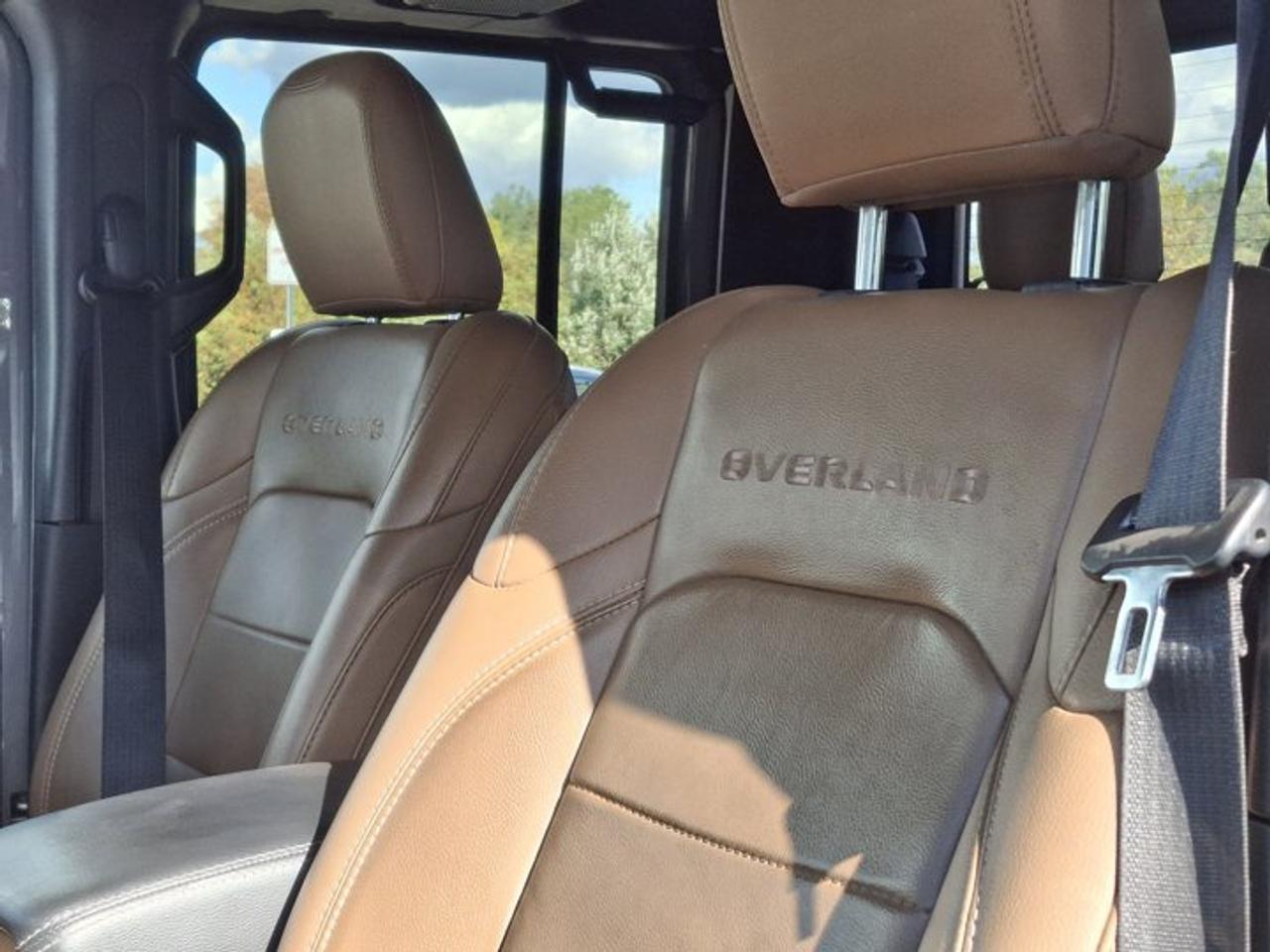 2021 Jeep Gladiator Overland 4x4 | 6 Speed Manual | Leather | Heated Seats + Steering | CarPlay + Android | and More ! Photo