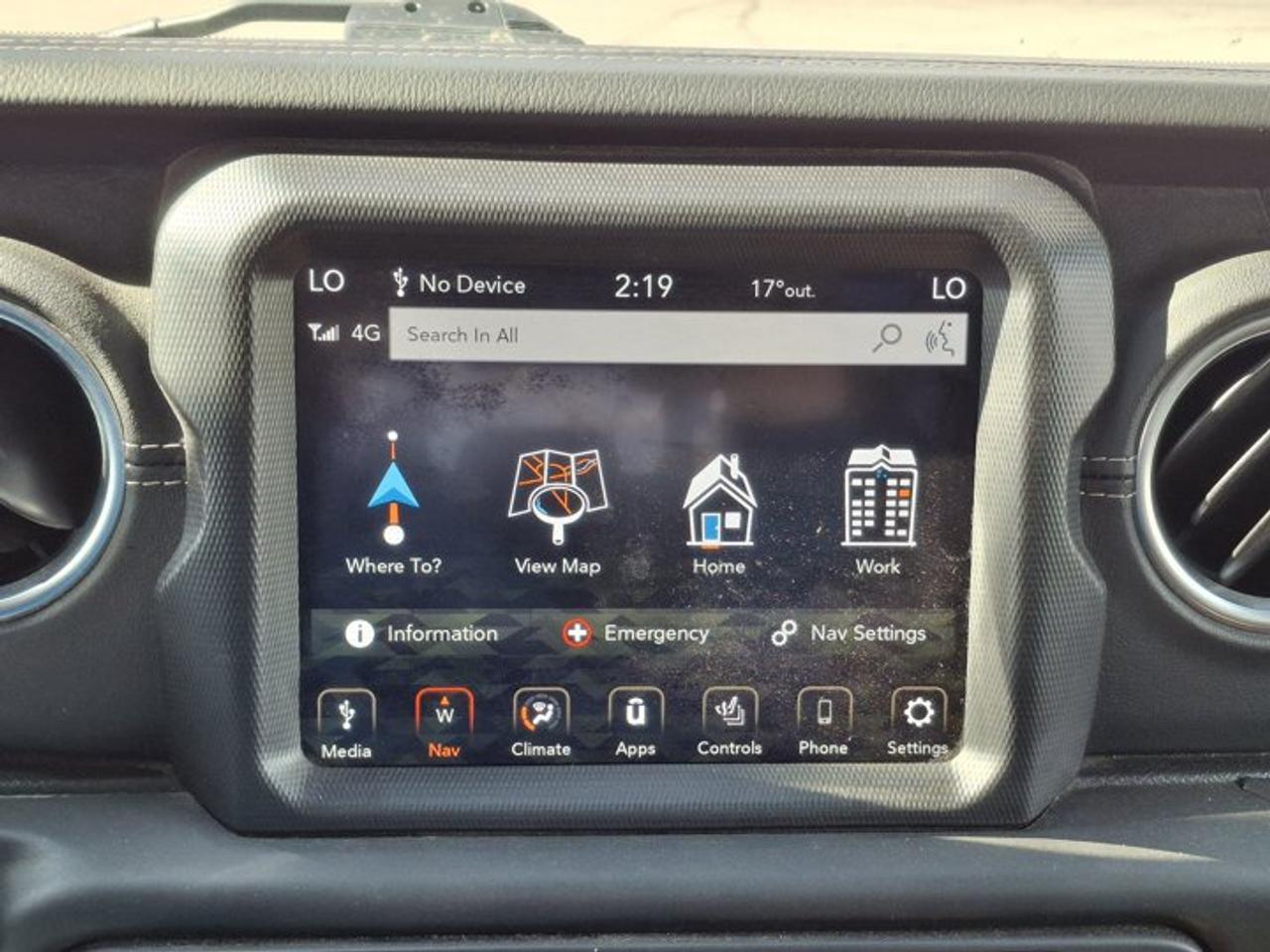 2021 Jeep Gladiator Overland 4x4 | 6 Speed Manual | Leather | Heated Seats + Steering | CarPlay + Android | and More ! Photo