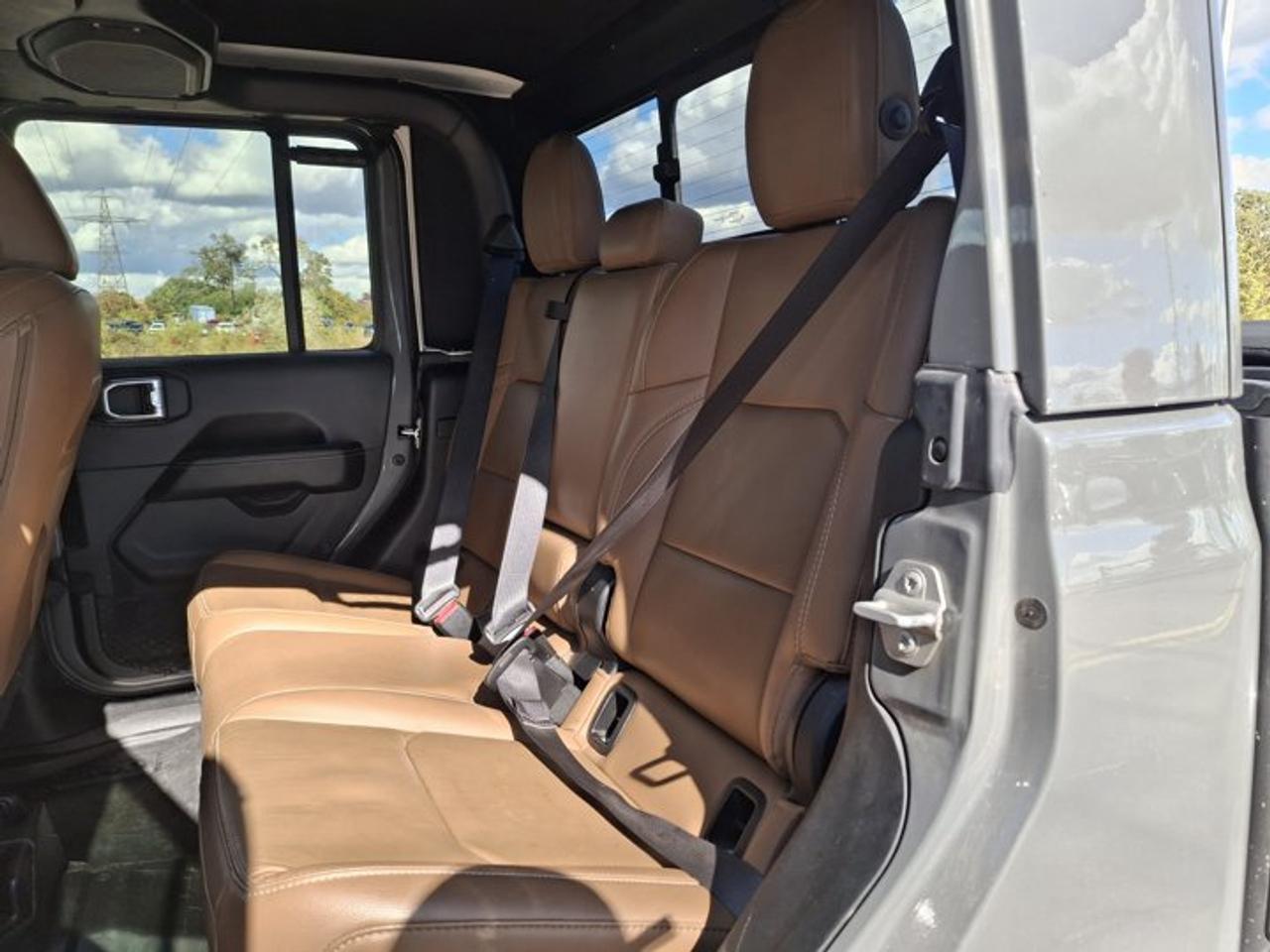 2021 Jeep Gladiator Overland 4x4 | 6 Speed Manual | Leather | Heated Seats + Steering | CarPlay + Android | and More ! Photo