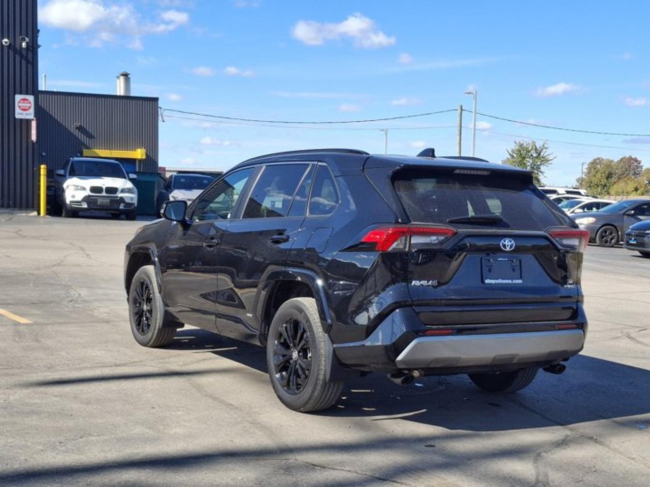 2024 Toyota RAV4 Hybrid SE AWD | Sunroof | Heated Wheel + Seats | Power Seat | Radar Cruise | CarPlay and More ! Photo