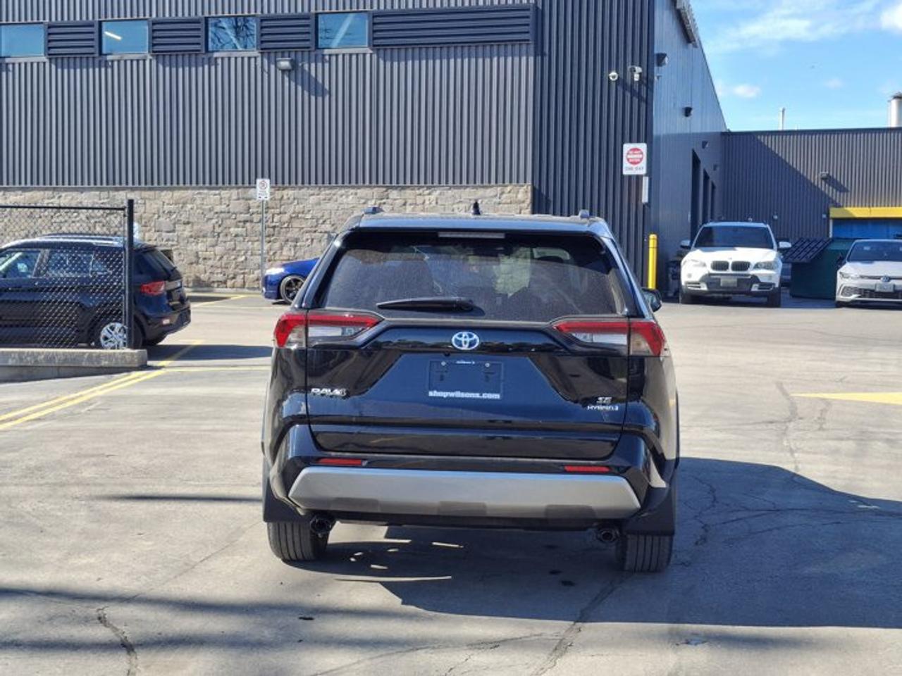 2024 Toyota RAV4 Hybrid SE AWD | Sunroof | Heated Wheel + Seats | Power Seat | Radar Cruise | CarPlay and More ! Photo