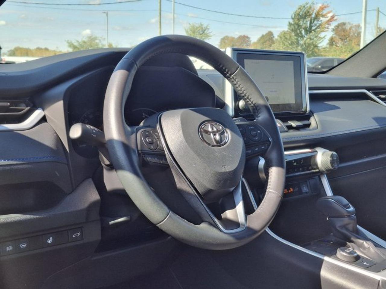 2024 Toyota RAV4 Hybrid SE AWD | Sunroof | Heated Wheel + Seats | Power Seat | Radar Cruise | CarPlay and More ! Photo