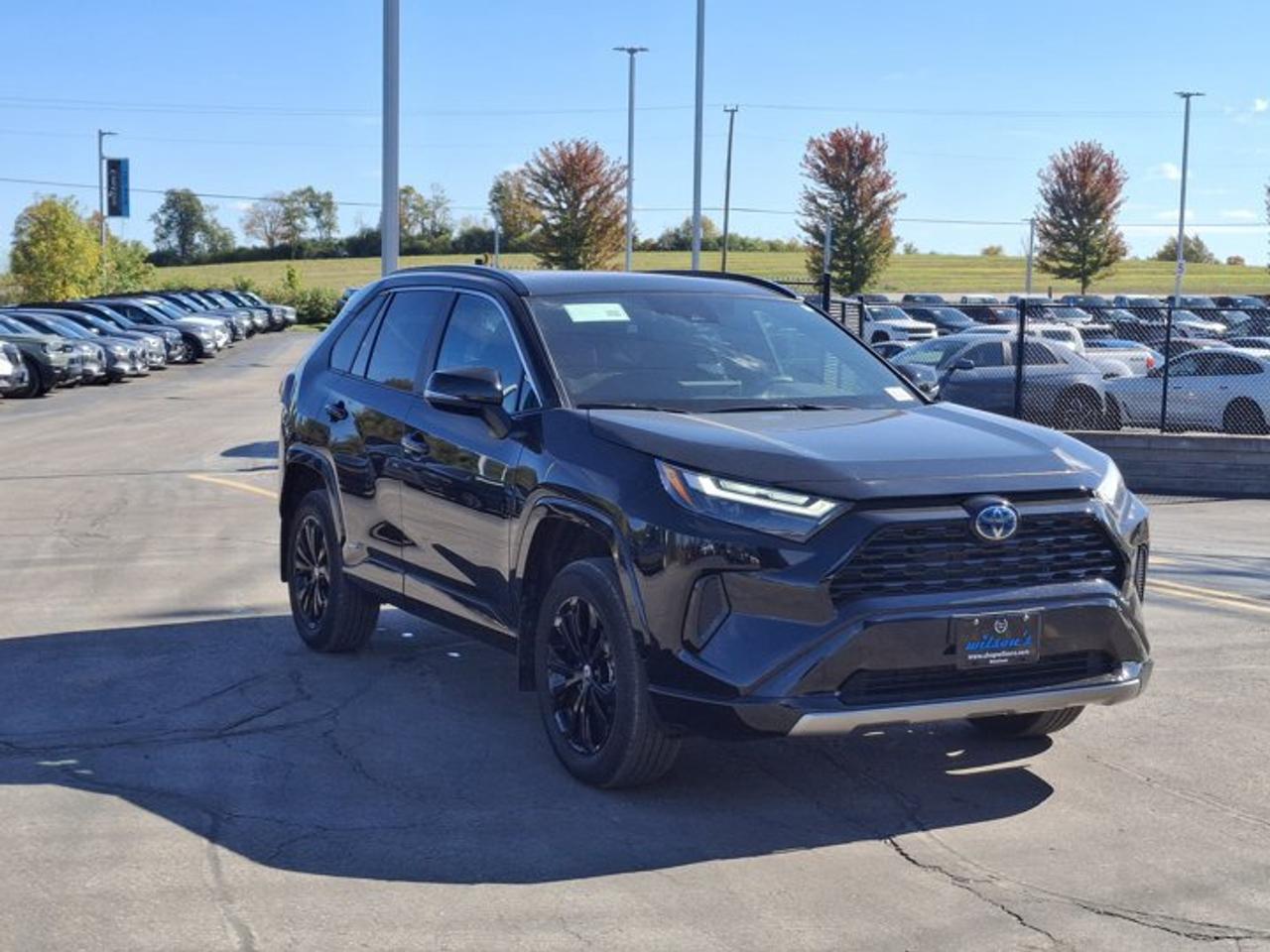 2024 Toyota RAV4 Hybrid SE AWD | Sunroof | Heated Wheel + Seats | Power Seat | Radar Cruise | CarPlay and More ! Photo