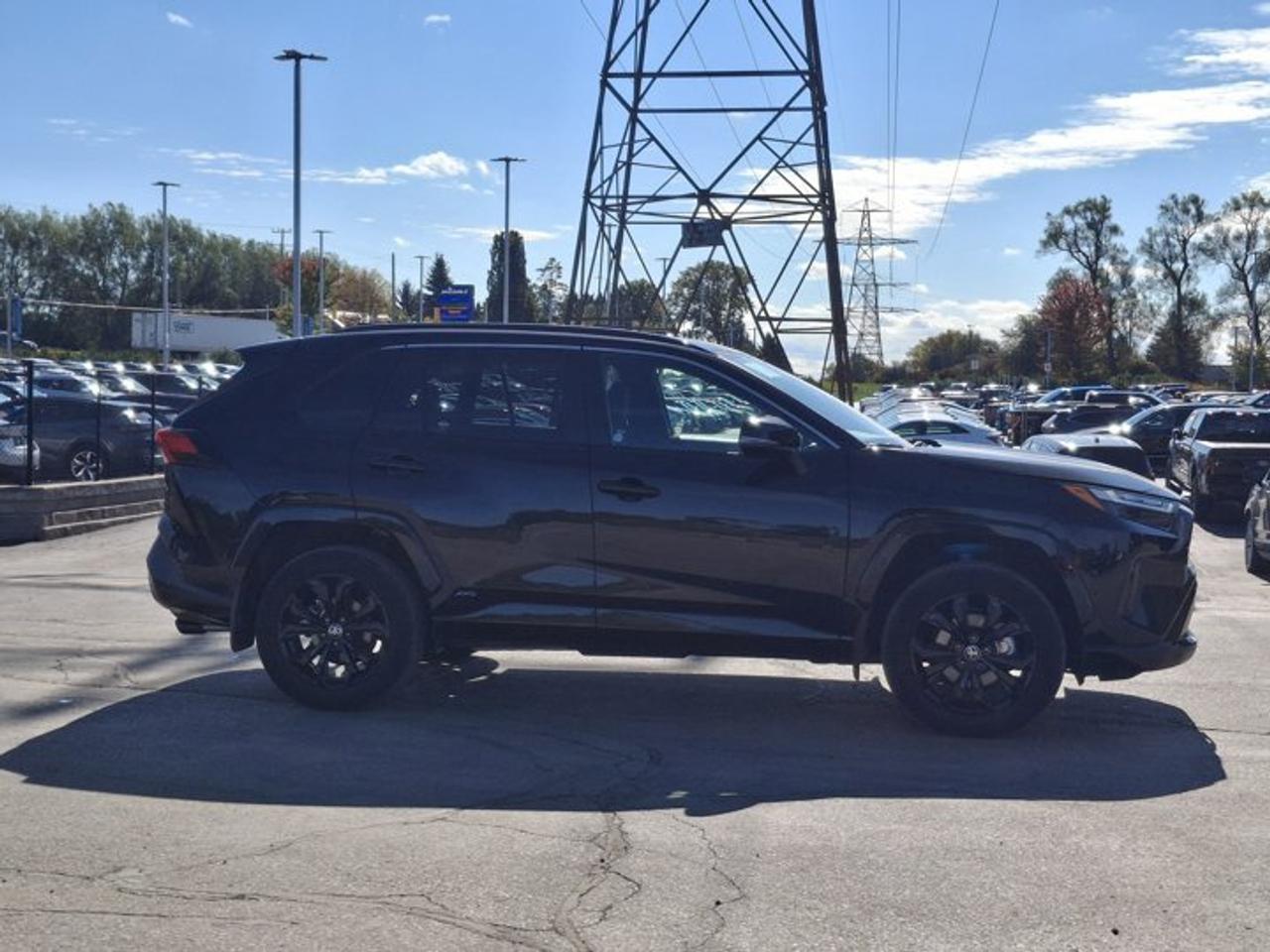 2024 Toyota RAV4 Hybrid SE AWD | Sunroof | Heated Wheel + Seats | Power Seat | Radar Cruise | CarPlay and More ! Photo