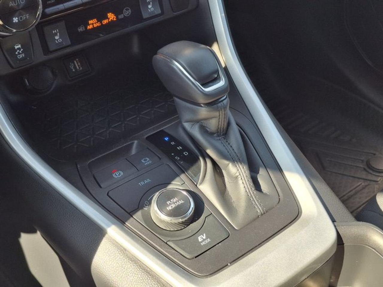 2024 Toyota RAV4 Hybrid SE AWD | Sunroof | Heated Wheel + Seats | Power Seat | Radar Cruise | CarPlay and More ! Photo