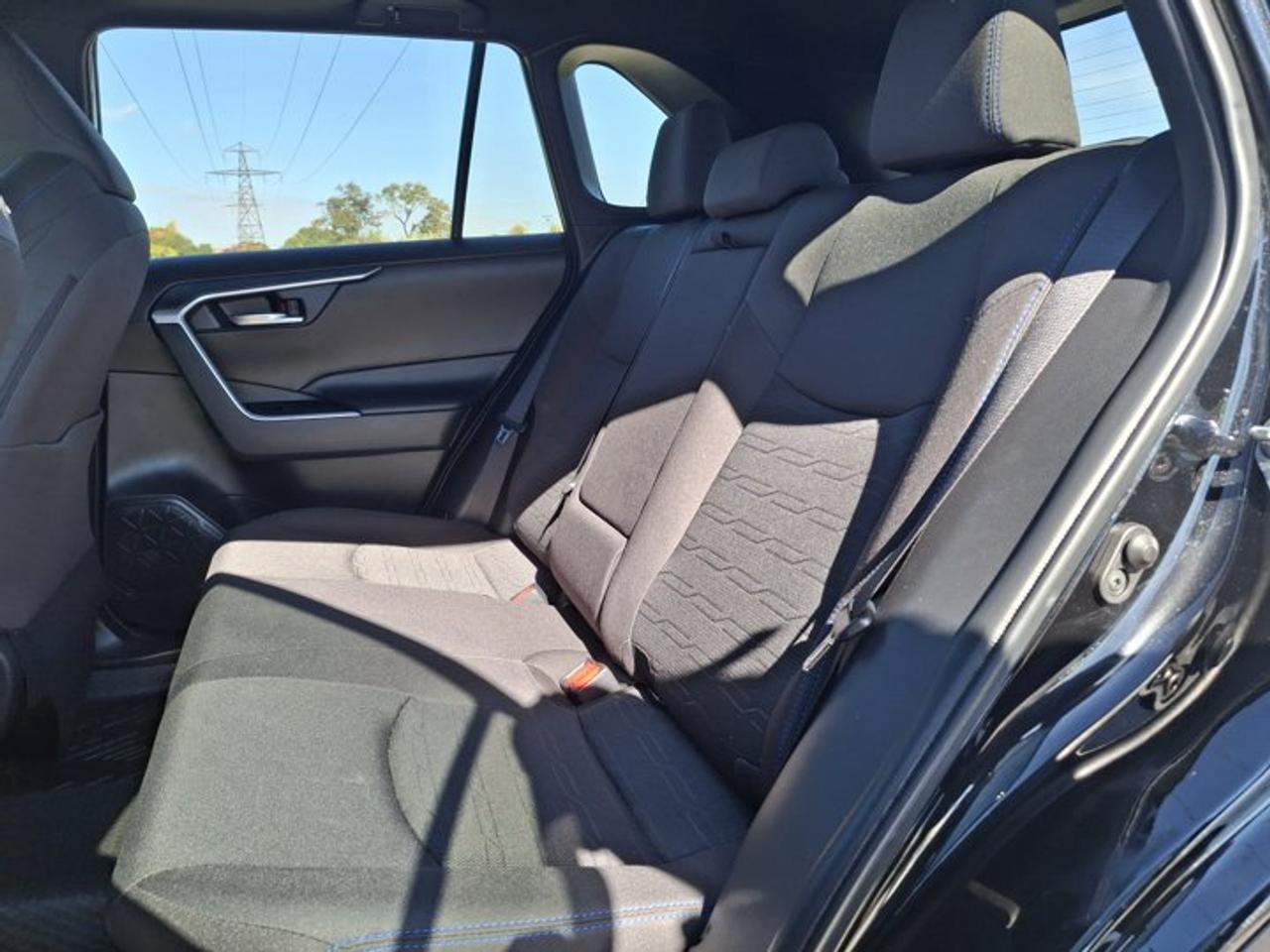 2024 Toyota RAV4 Hybrid SE AWD | Sunroof | Heated Wheel + Seats | Power Seat | Radar Cruise | CarPlay and More ! Photo