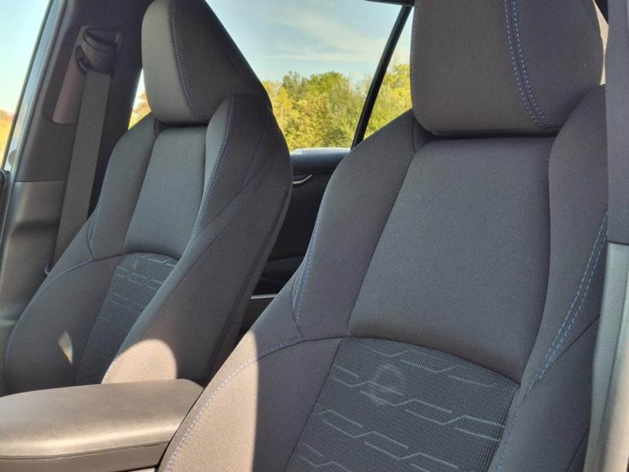 2024 Toyota RAV4 Hybrid SE AWD | Sunroof | Heated Wheel + Seats | Power Seat | Radar Cruise | CarPlay and More ! Photo