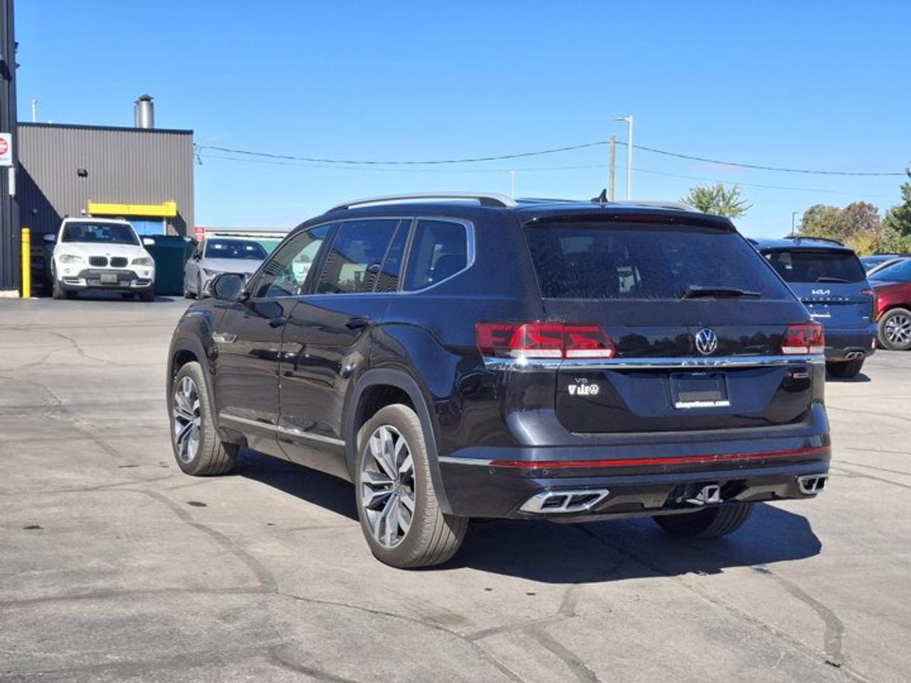 2022 Volkswagen Atlas Execline R-Line AWD | V6 | Leather | Sunroof | Heated Seats + Steering | Remote Start | and More ! Photo2