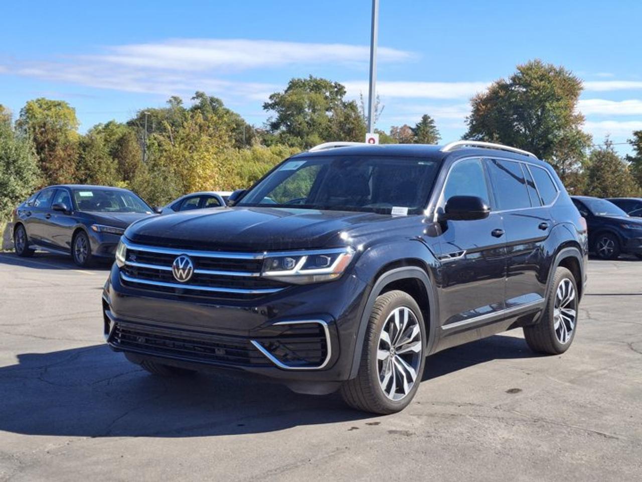 2022 Volkswagen Atlas Execline R-Line AWD | V6 | Leather | Sunroof | Heated Seats + Steering | Remote Start | and More ! Photo
