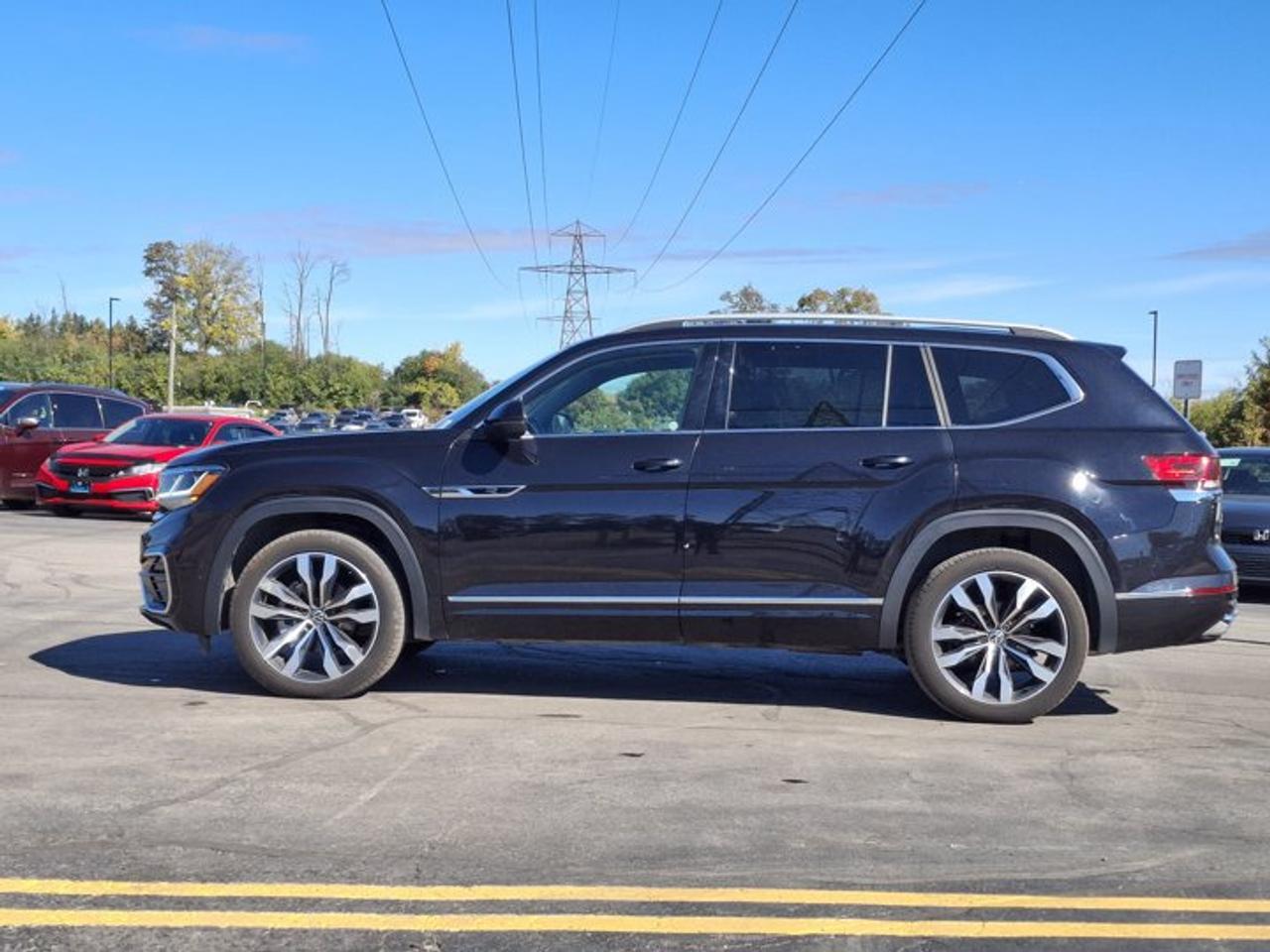 2022 Volkswagen Atlas Execline R-Line AWD | V6 | Leather | Sunroof | Heated Seats + Steering | Remote Start | and More ! Photo