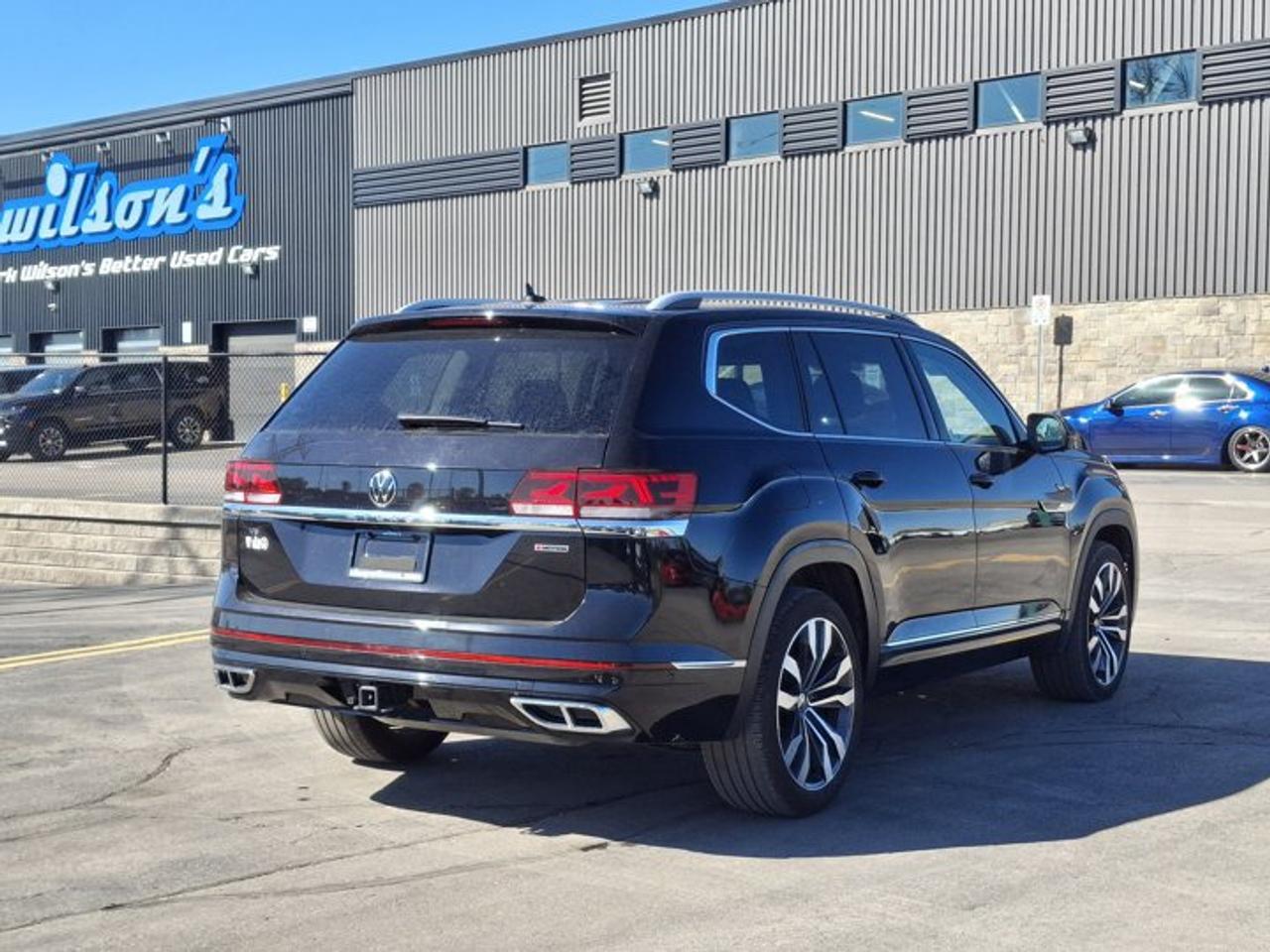 2022 Volkswagen Atlas Execline R-Line AWD | V6 | Leather | Sunroof | Heated Seats + Steering | Remote Start | and More ! Photo