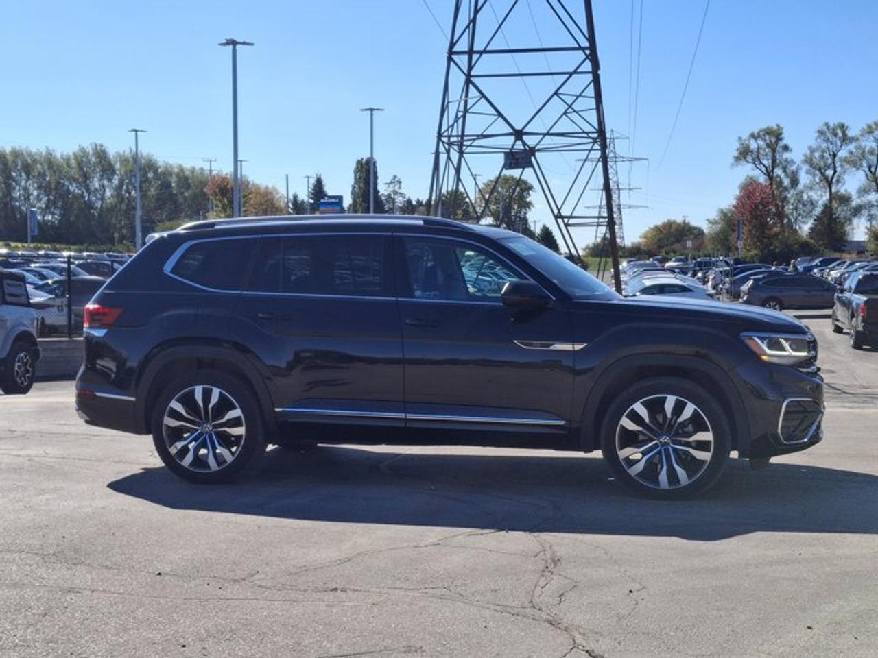 2022 Volkswagen Atlas Execline R-Line AWD | V6 | Leather | Sunroof | Heated Seats + Steering | Remote Start | and More ! Photo