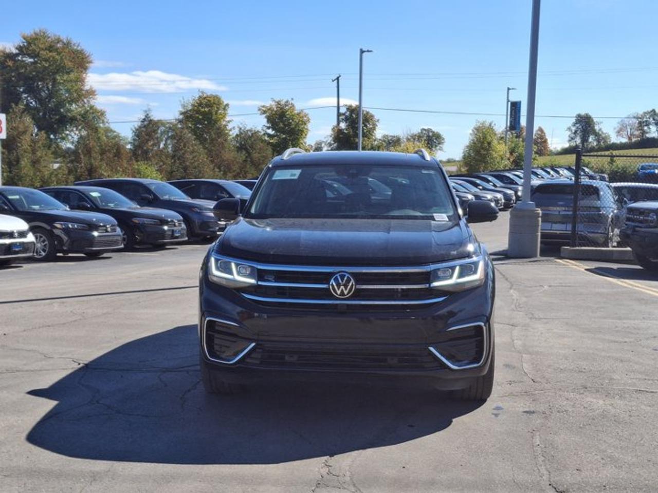 2022 Volkswagen Atlas Execline R-Line AWD | V6 | Leather | Sunroof | Heated Seats + Steering | Remote Start | and More ! Photo