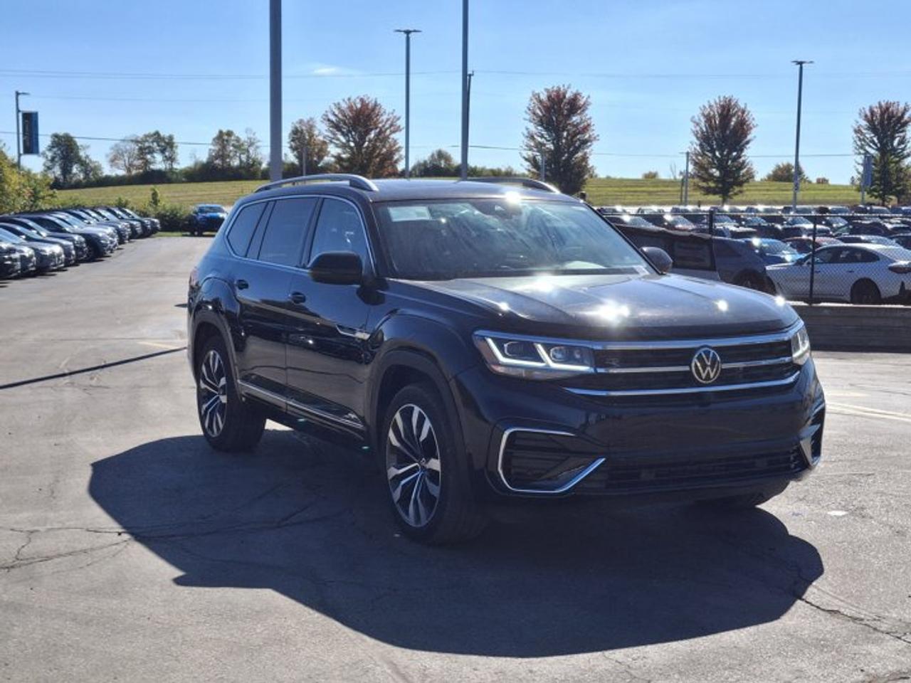 2022 Volkswagen Atlas Execline R-Line AWD | V6 | Leather | Sunroof | Heated Seats + Steering | Remote Start | and More ! Photo