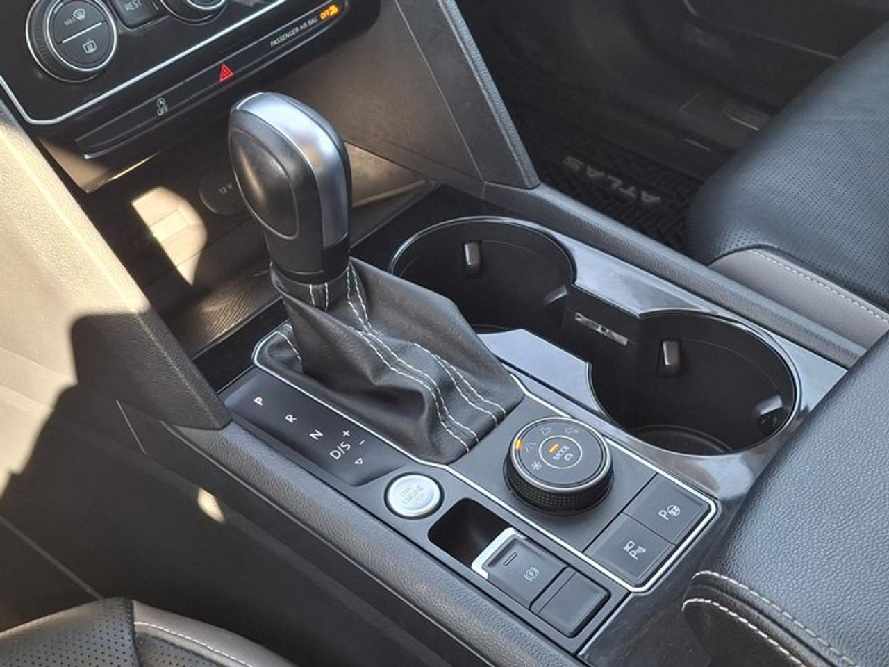 2022 Volkswagen Atlas Execline R-Line AWD | V6 | Leather | Sunroof | Heated Seats + Steering | Remote Start | and More ! Photo