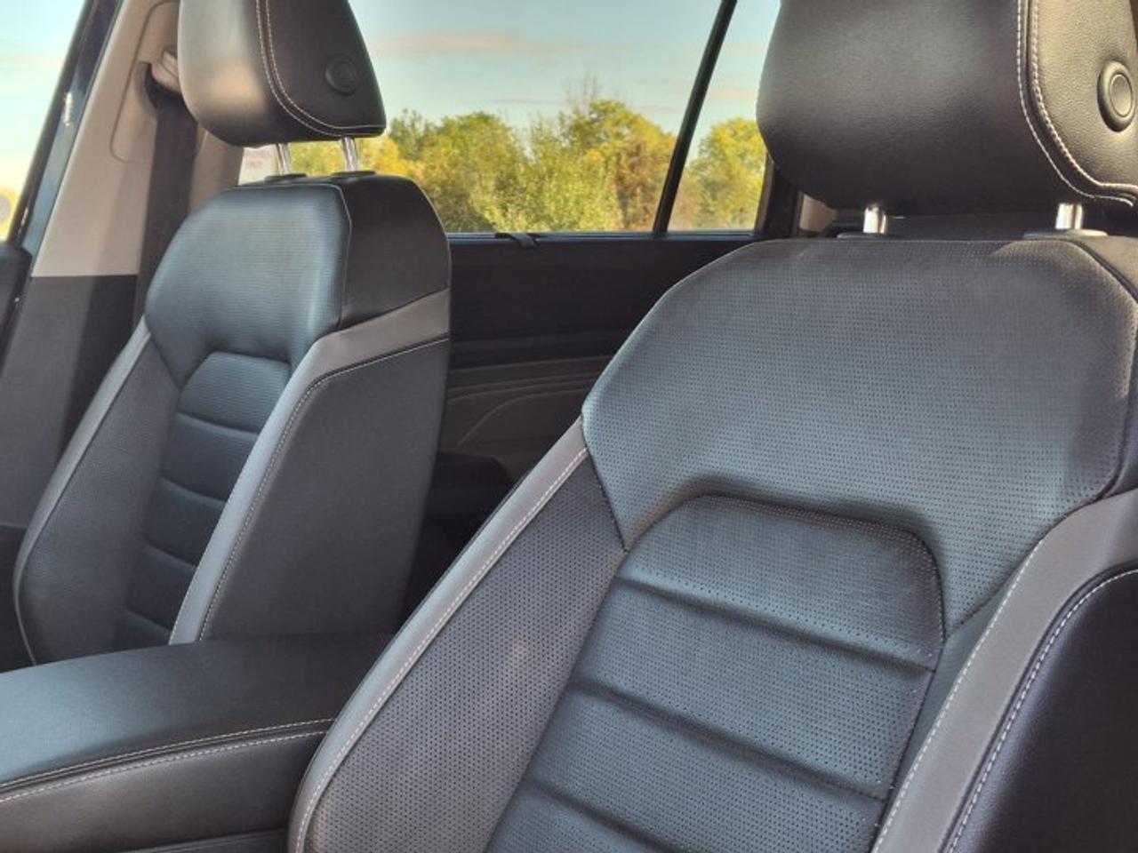 2022 Volkswagen Atlas Execline R-Line AWD | V6 | Leather | Sunroof | Heated Seats + Steering | Remote Start | and More ! Photo
