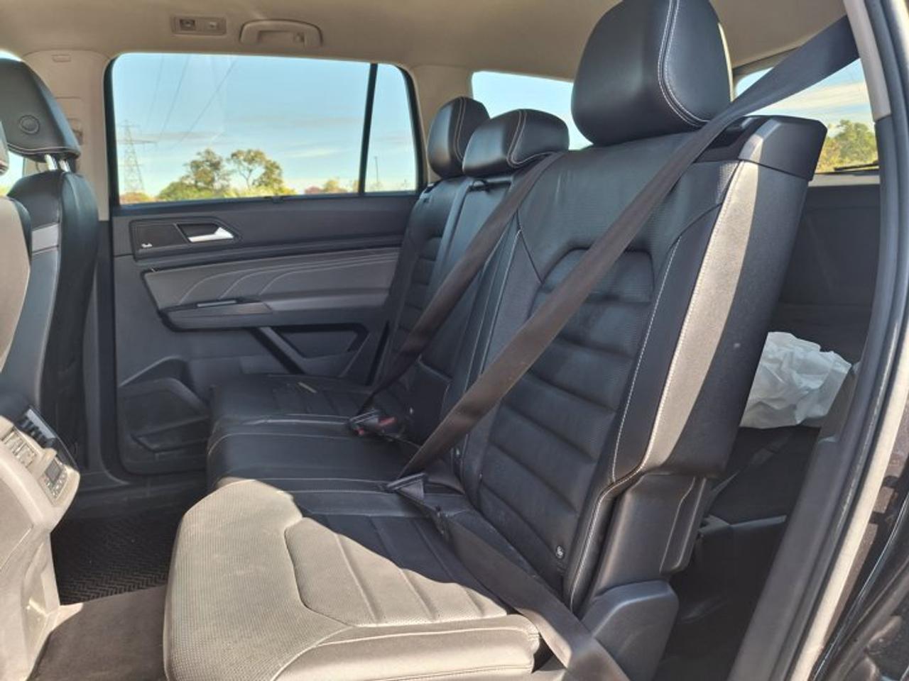 2022 Volkswagen Atlas Execline R-Line AWD | V6 | Leather | Sunroof | Heated Seats + Steering | Remote Start | and More ! Photo