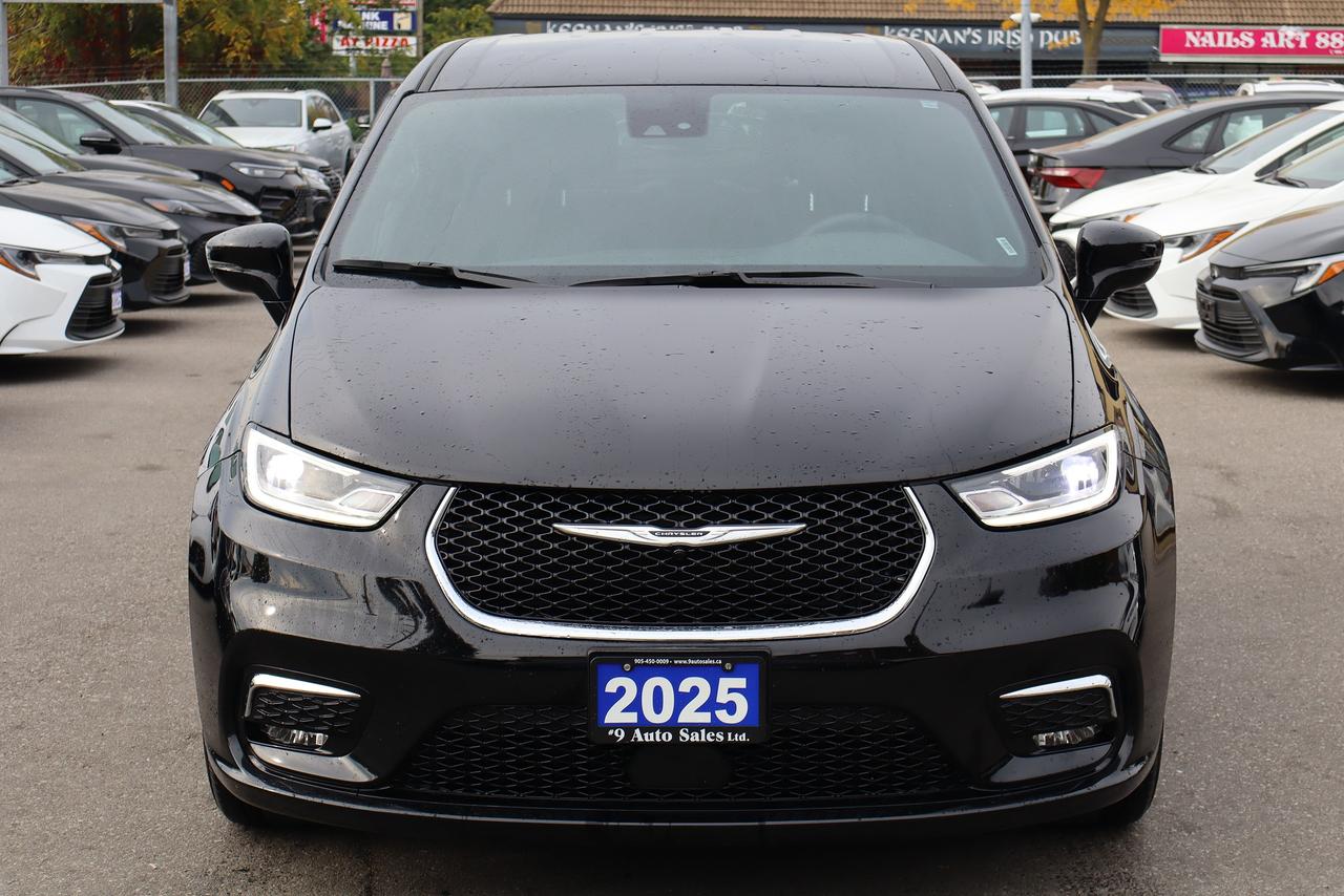 2025 Chrysler Pacifica Select FWD Photo1