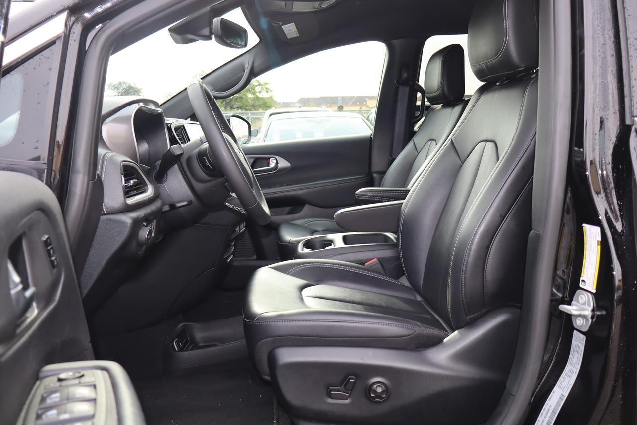 2025 Chrysler Pacifica Select FWD Photo