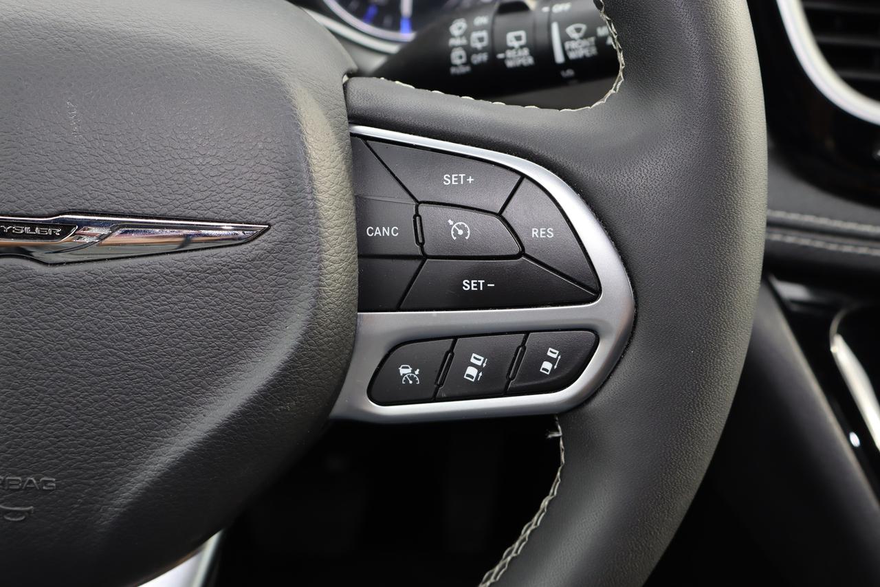 2025 Chrysler Pacifica Select FWD Photo