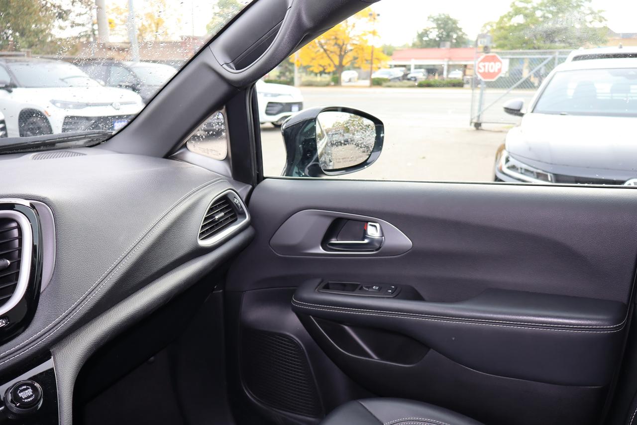 2025 Chrysler Pacifica Select FWD Photo