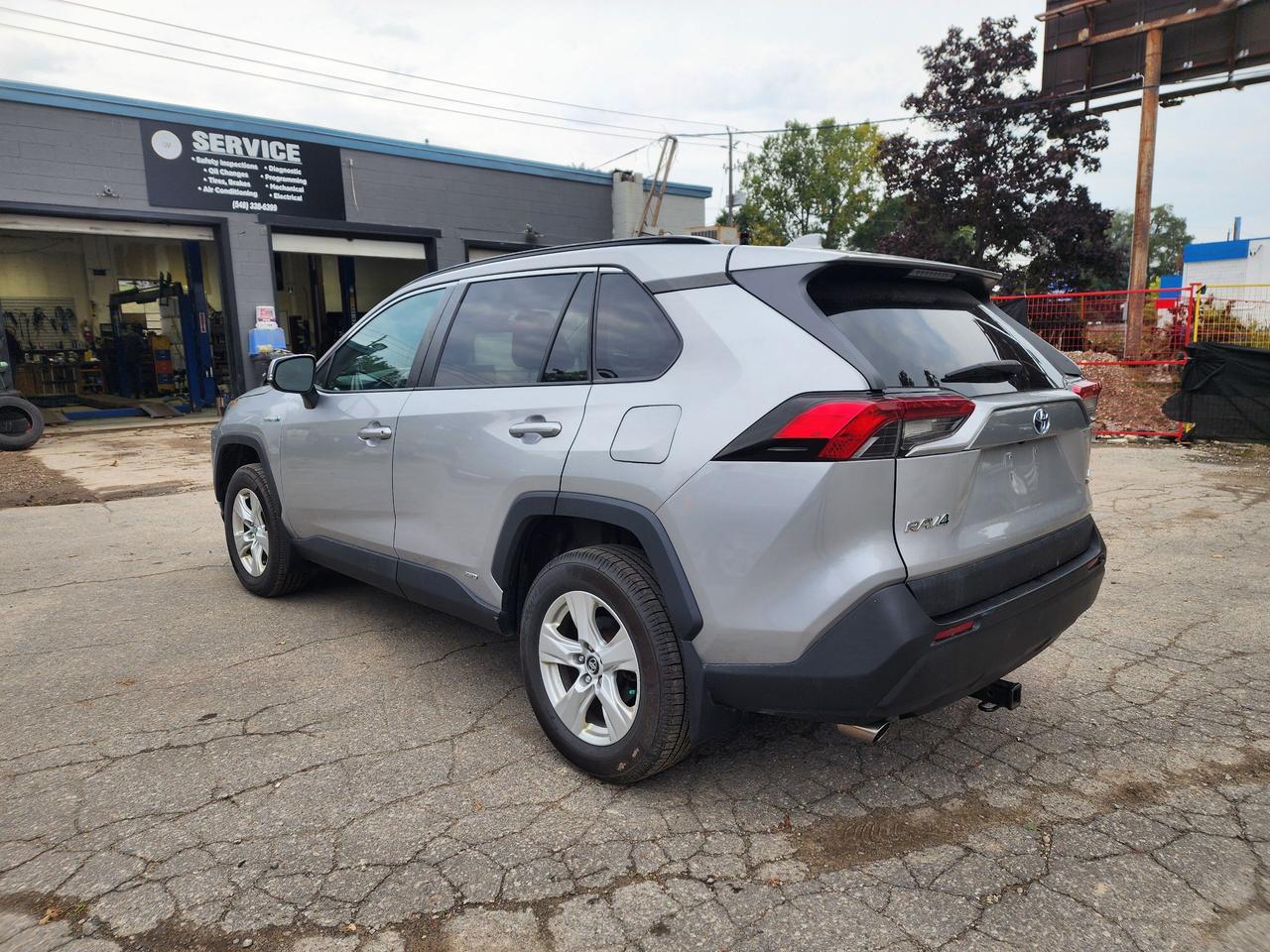 2019 Toyota RAV4 Hybrid LE l Clean Carfax l Toyota Serviced l AWD Photo