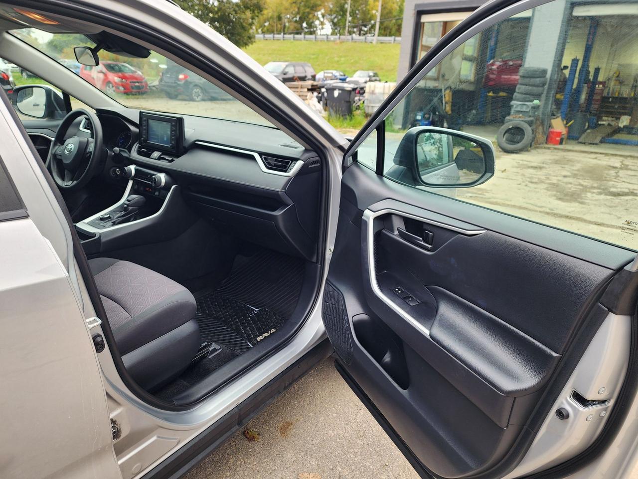 2019 Toyota RAV4 Hybrid LE l Clean Carfax l Toyota Serviced l AWD Photo