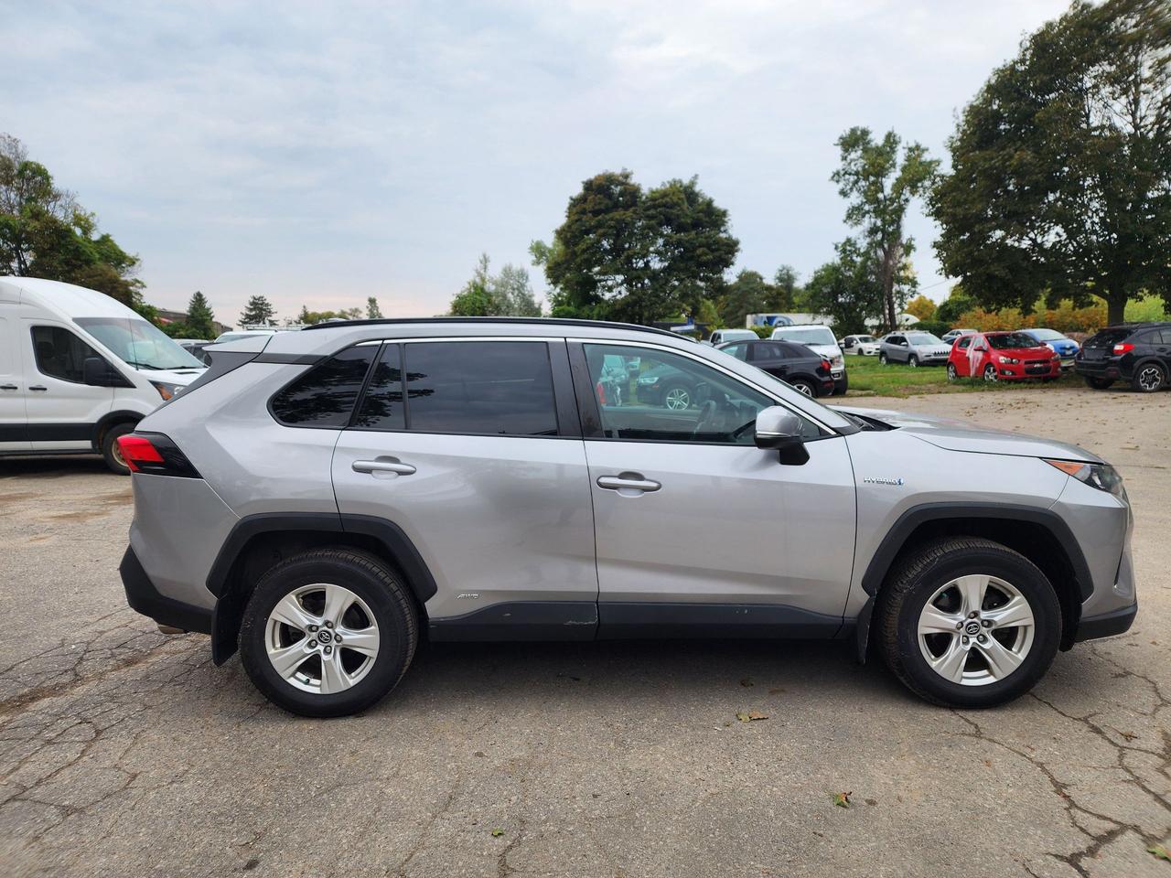 2019 Toyota RAV4 Hybrid LE l Clean Carfax l Toyota Serviced l AWD Photo4