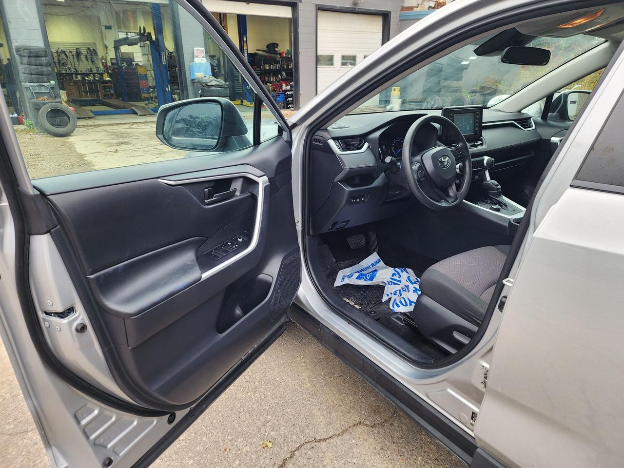 2019 Toyota RAV4 Hybrid LE l Clean Carfax l Toyota Serviced l AWD Photo