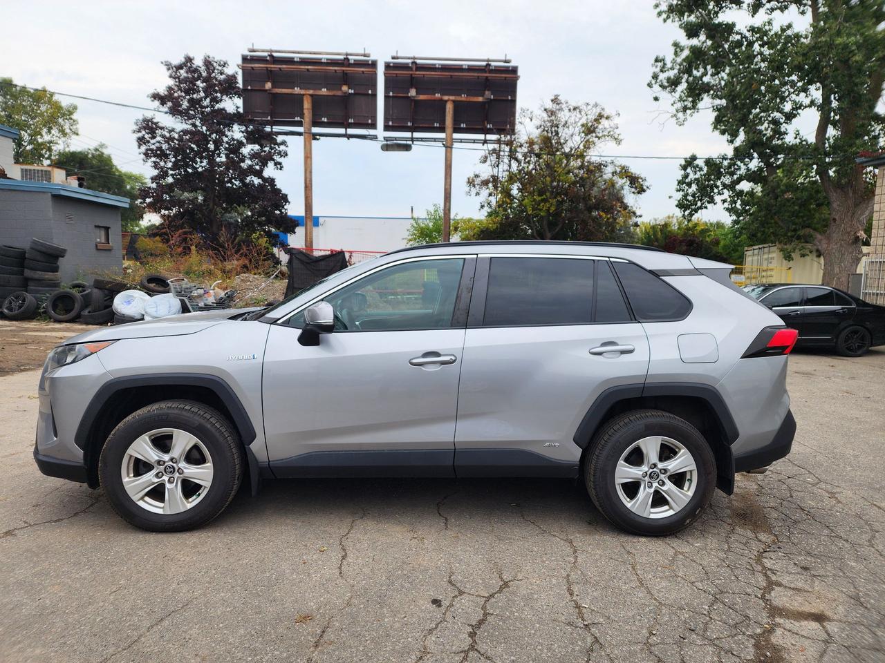 2019 Toyota RAV4 Hybrid LE l Clean Carfax l Toyota Serviced l AWD Photo3