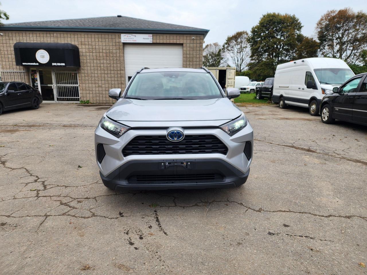 2019 Toyota RAV4 Hybrid LE l Clean Carfax l Toyota Serviced l AWD Photo1