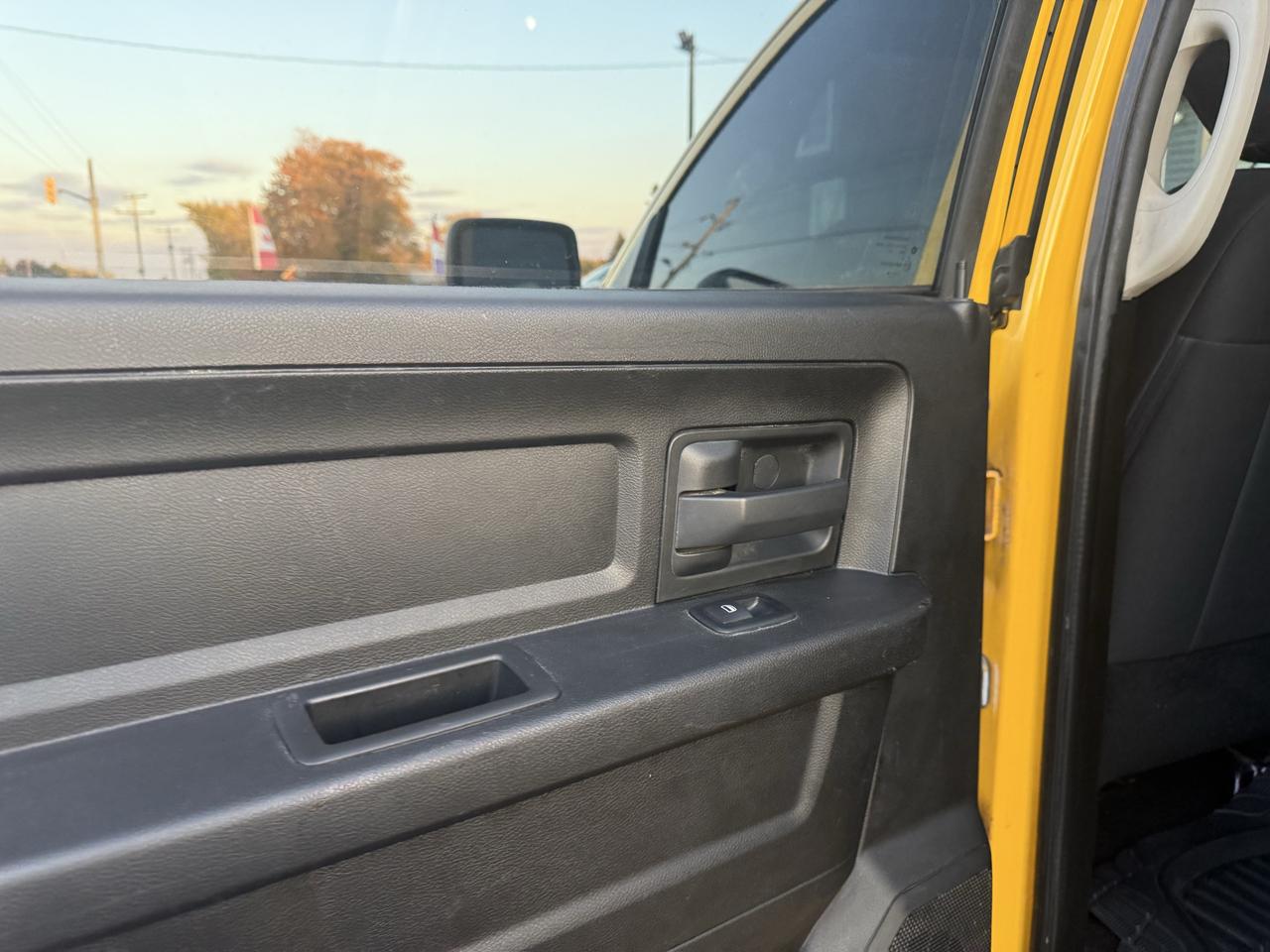 2019 RAM 1500 Classic EXPRESS 4X4 CREW CAB 5'7" BOX Photo