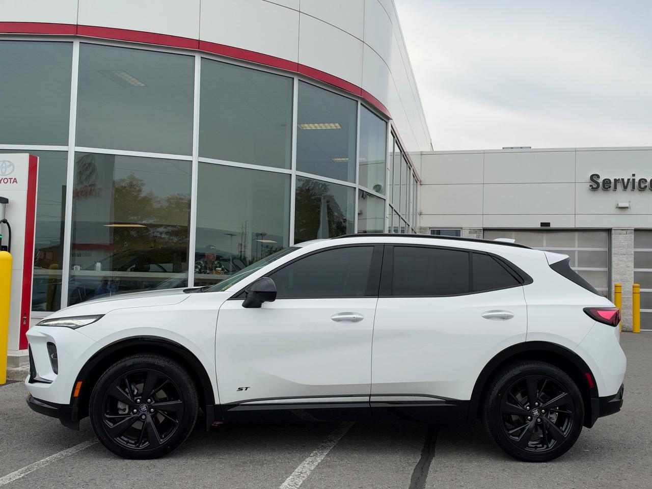 2025 Buick Envision Sport Touring ONE OWNER-LEATHER+SUNROOF+MORE! Photo