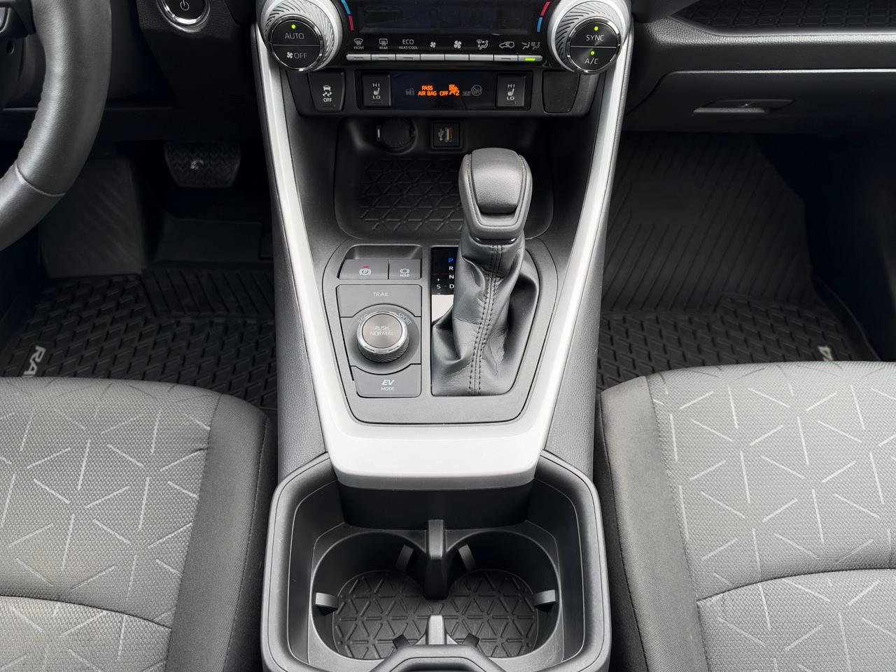 2023 Toyota RAV4 Hybrid HYBRID XLE-ONE OWNER+BOUGHT+SERV HERE! Photo