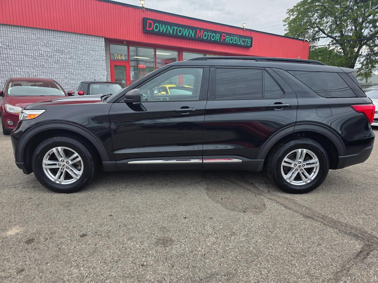2020 Ford Explorer XLT 4WD Photo2