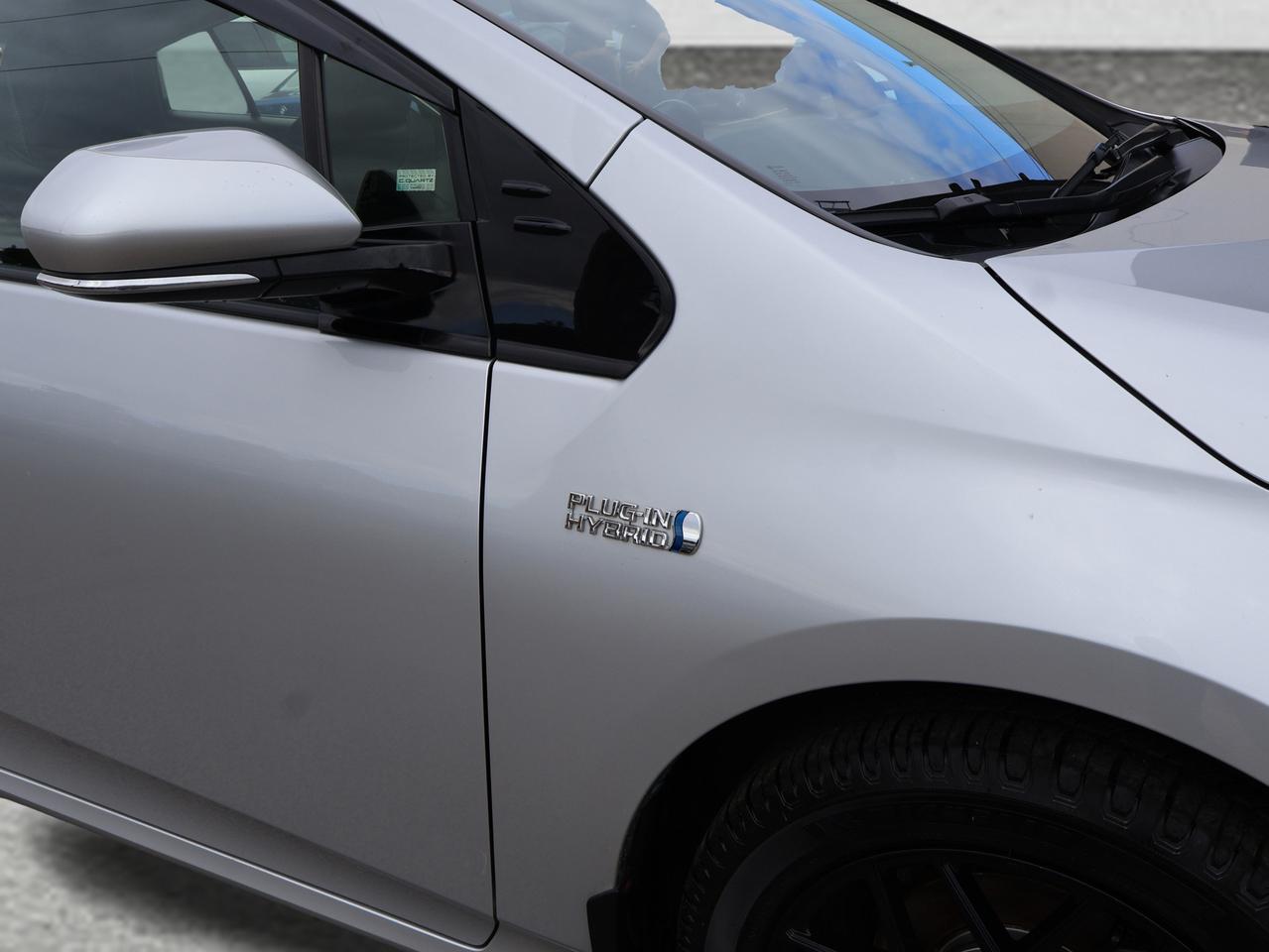 2020 Toyota Prius Prime PLUG-IN *ACCIDENT FREE*TOYOTA MAINTAIN*1 OWNER* CAMERA NAV BLUETOOTH LEATHER HEATED SEATS CRUISE ALLOYS Photo